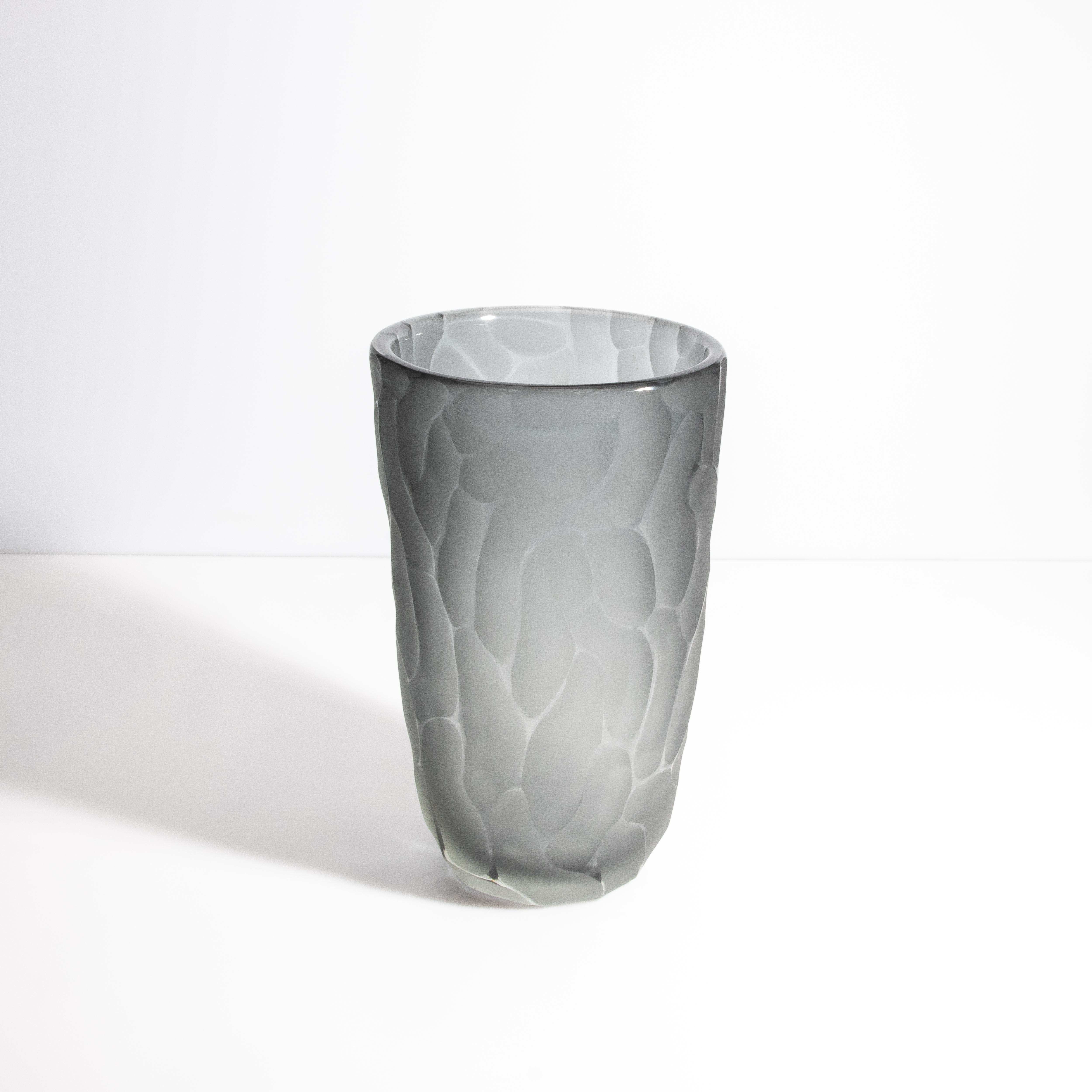 Moderno Vaso a forma di luna di Murano soffiato a mano, grigio e grande in vendita