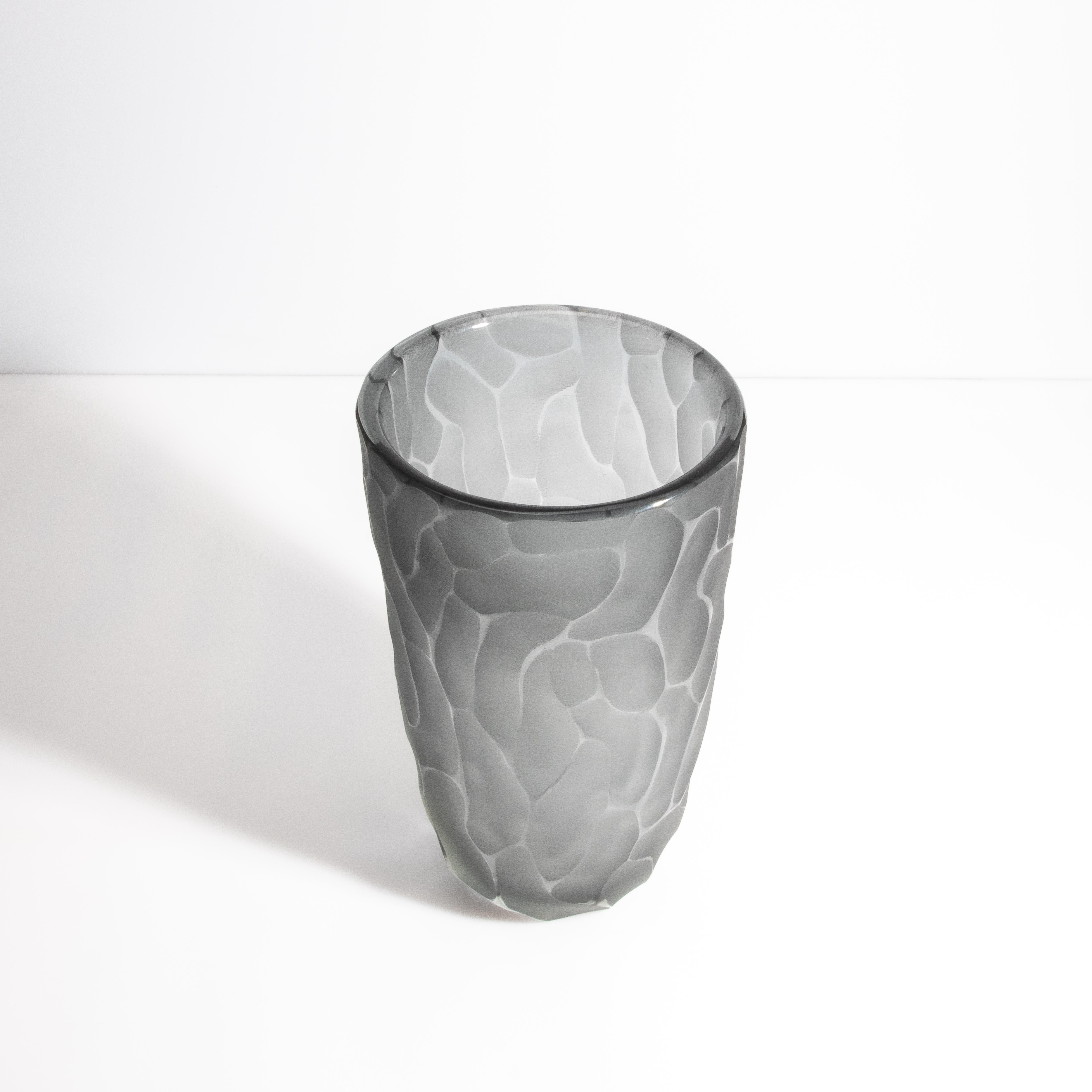 Italiano Vaso a forma di luna di Murano soffiato a mano, grigio e grande in vendita