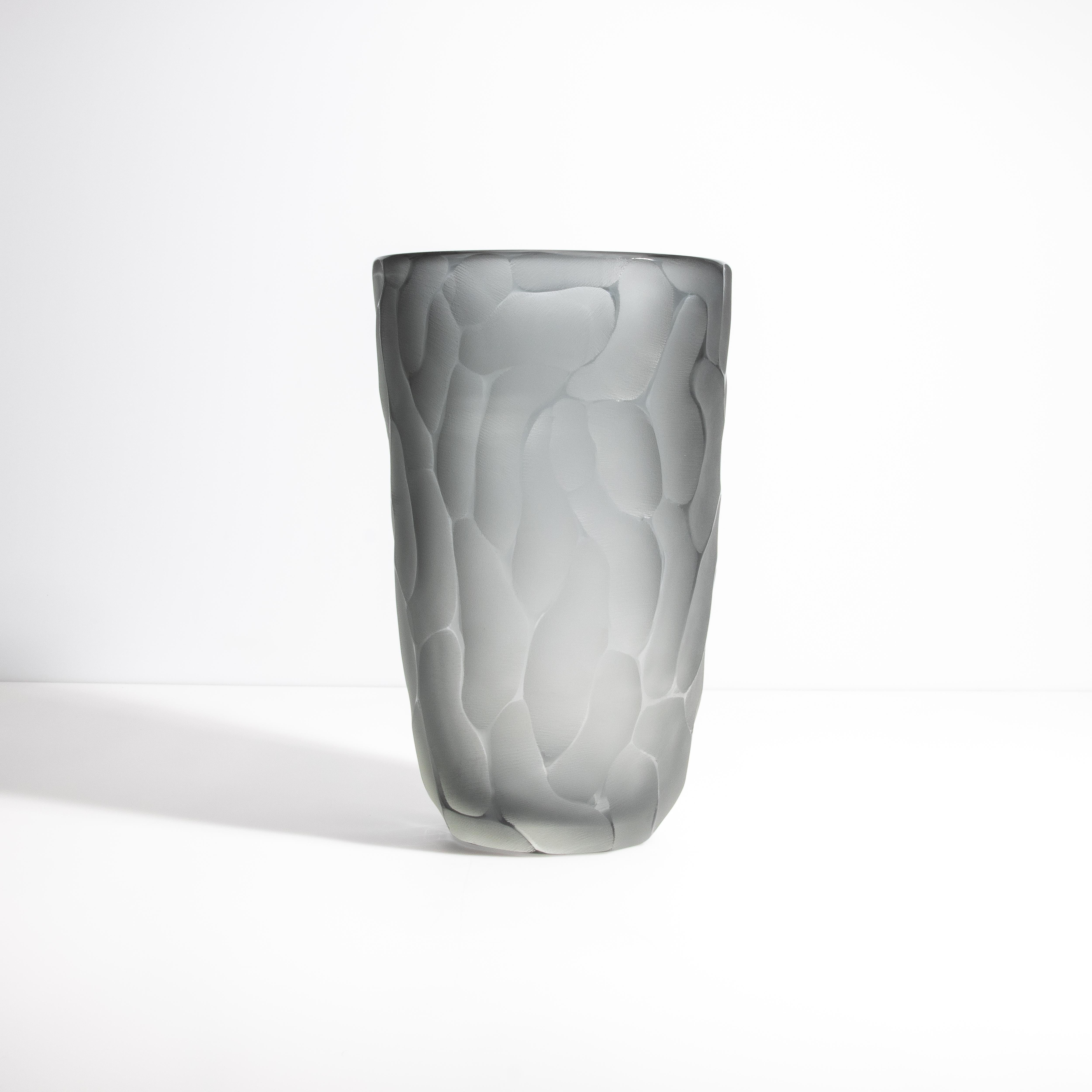 Vaso a forma di luna di Murano soffiato a mano, grigio e grande In condizioni ottime in vendita a West Hollywood, CA