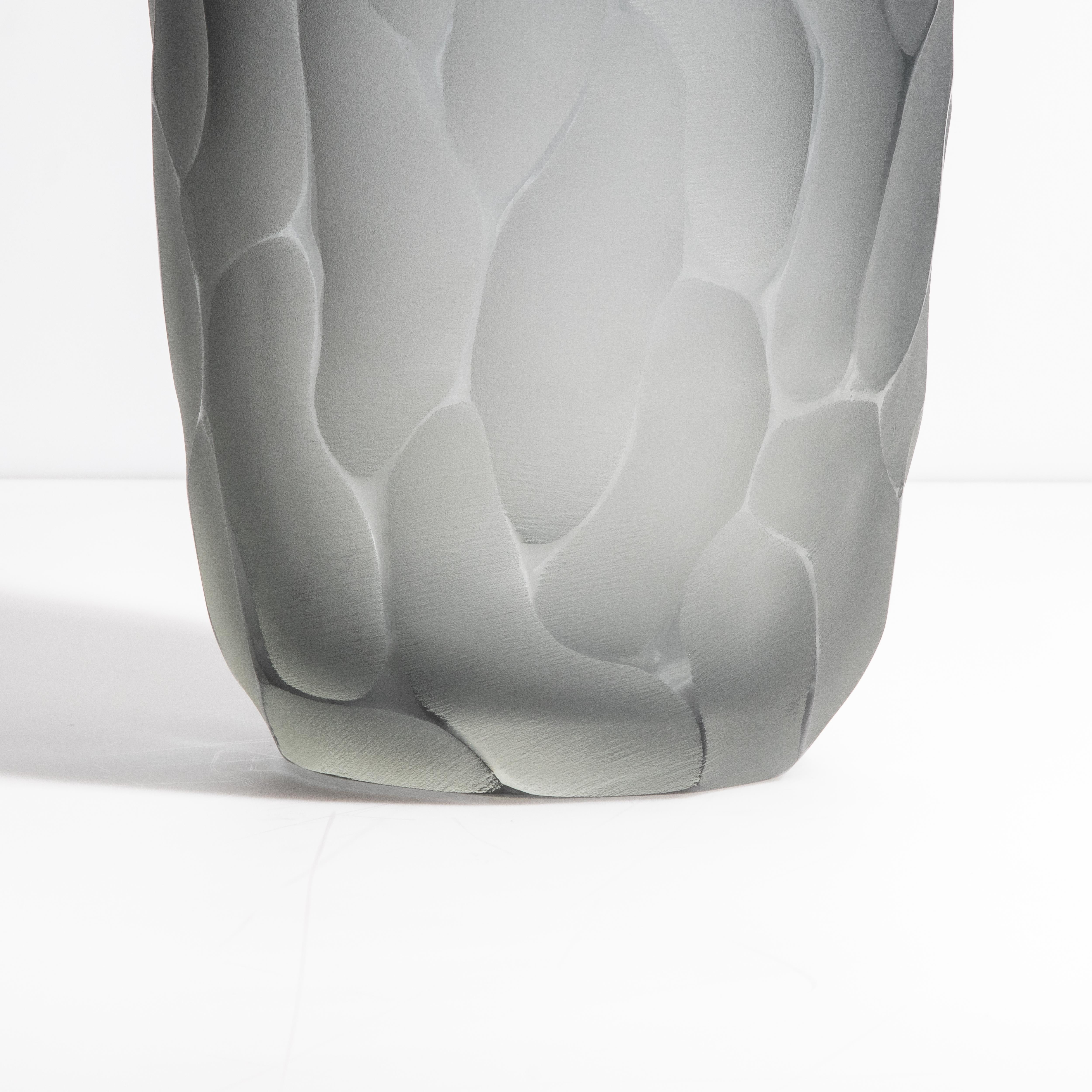 XXI secolo e contemporaneo Vaso a forma di luna di Murano soffiato a mano, grigio e grande in vendita