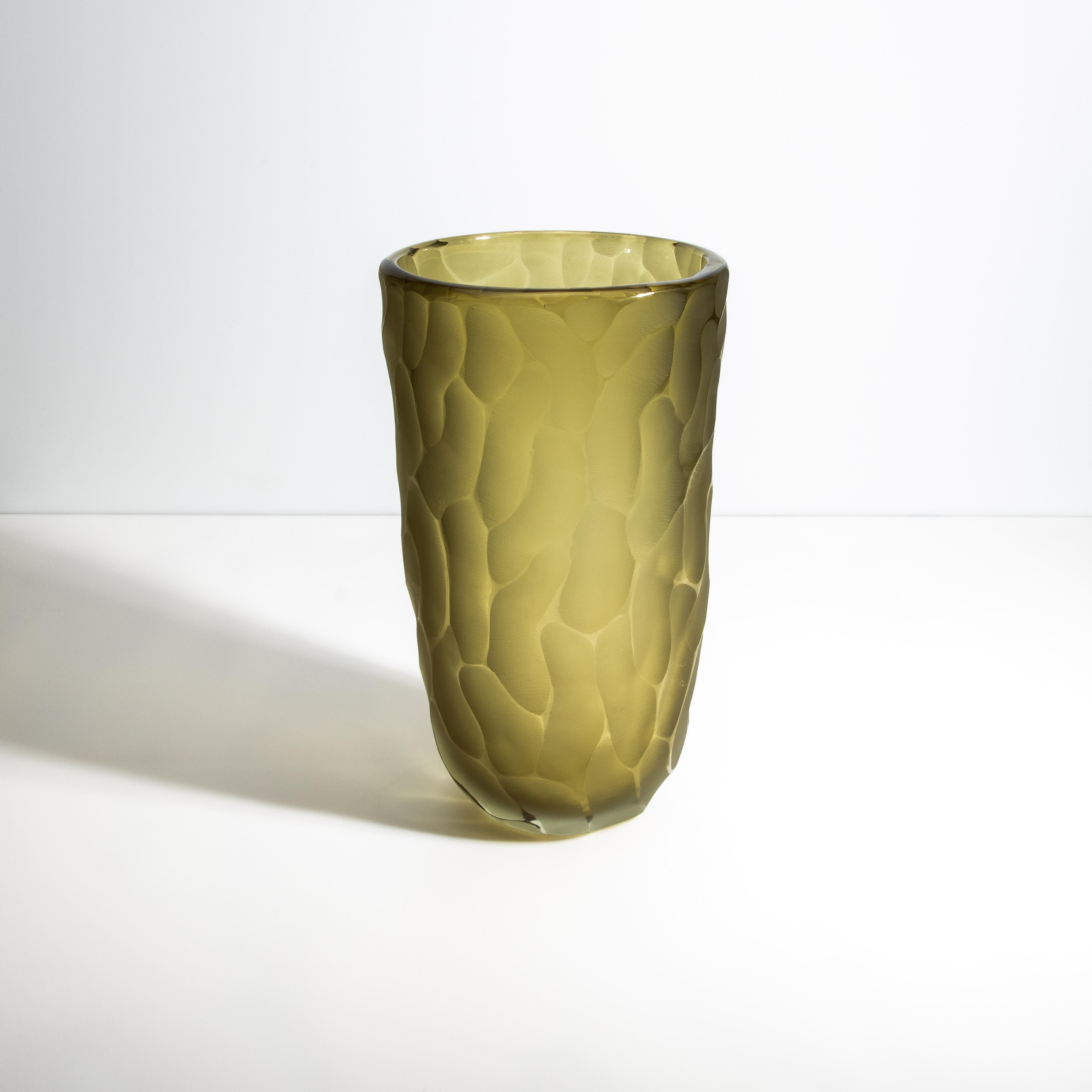 Questo squisito vaso è caratterizzato da un lussuoso esterno in Oliver opaco e da bordi smussati lucidi ispirati alla tartaruga del deserto, creando un'esperienza visiva e tattile di grande impatto. È un mix perfetto di raffinatezza moderna ed