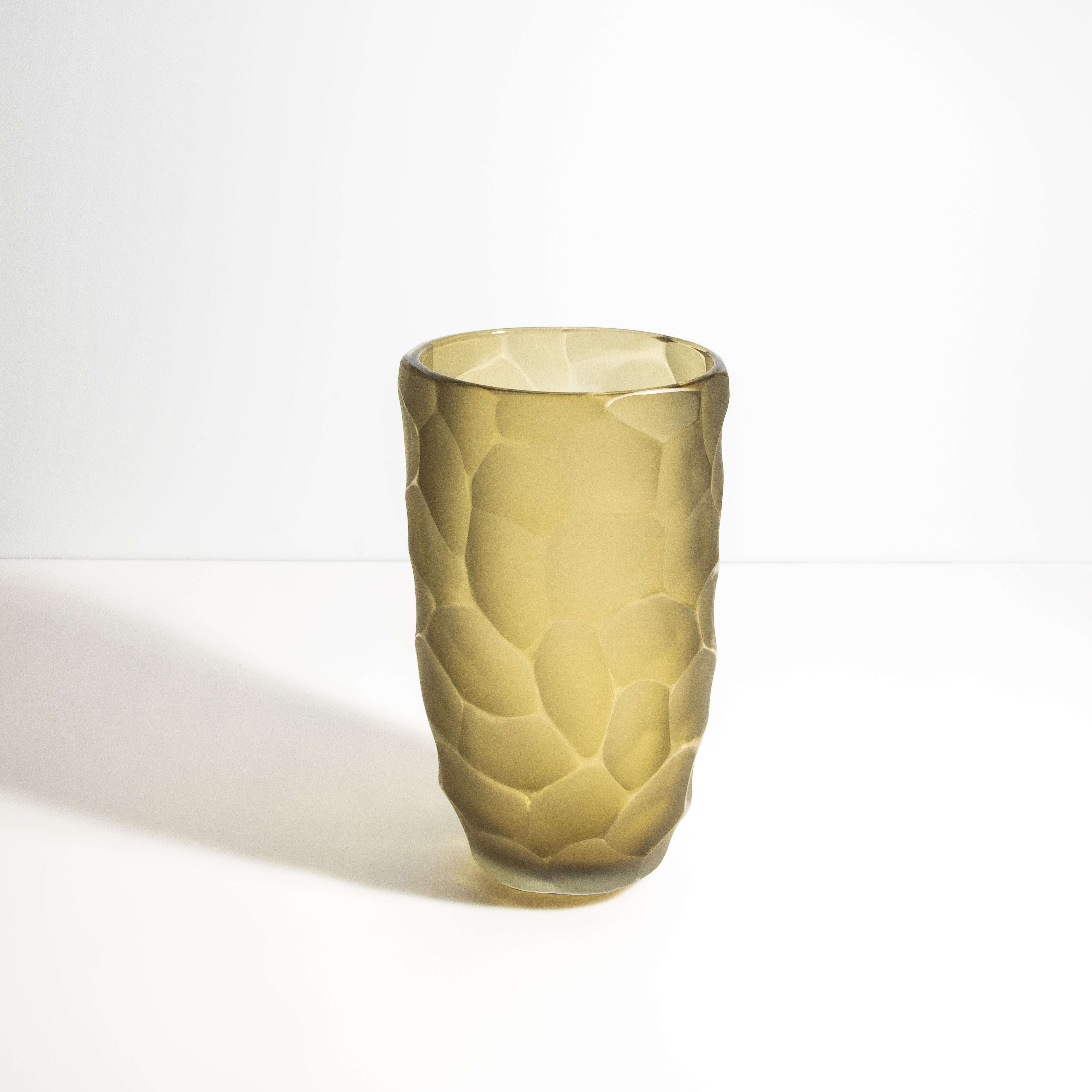 Questo squisito vaso è caratterizzato da un lussuoso esterno in Oliver opaco e da bordi smussati lucidi ispirati alla tartaruga del deserto, creando un'esperienza visiva e tattile di grande impatto. È un mix perfetto di raffinatezza moderna ed