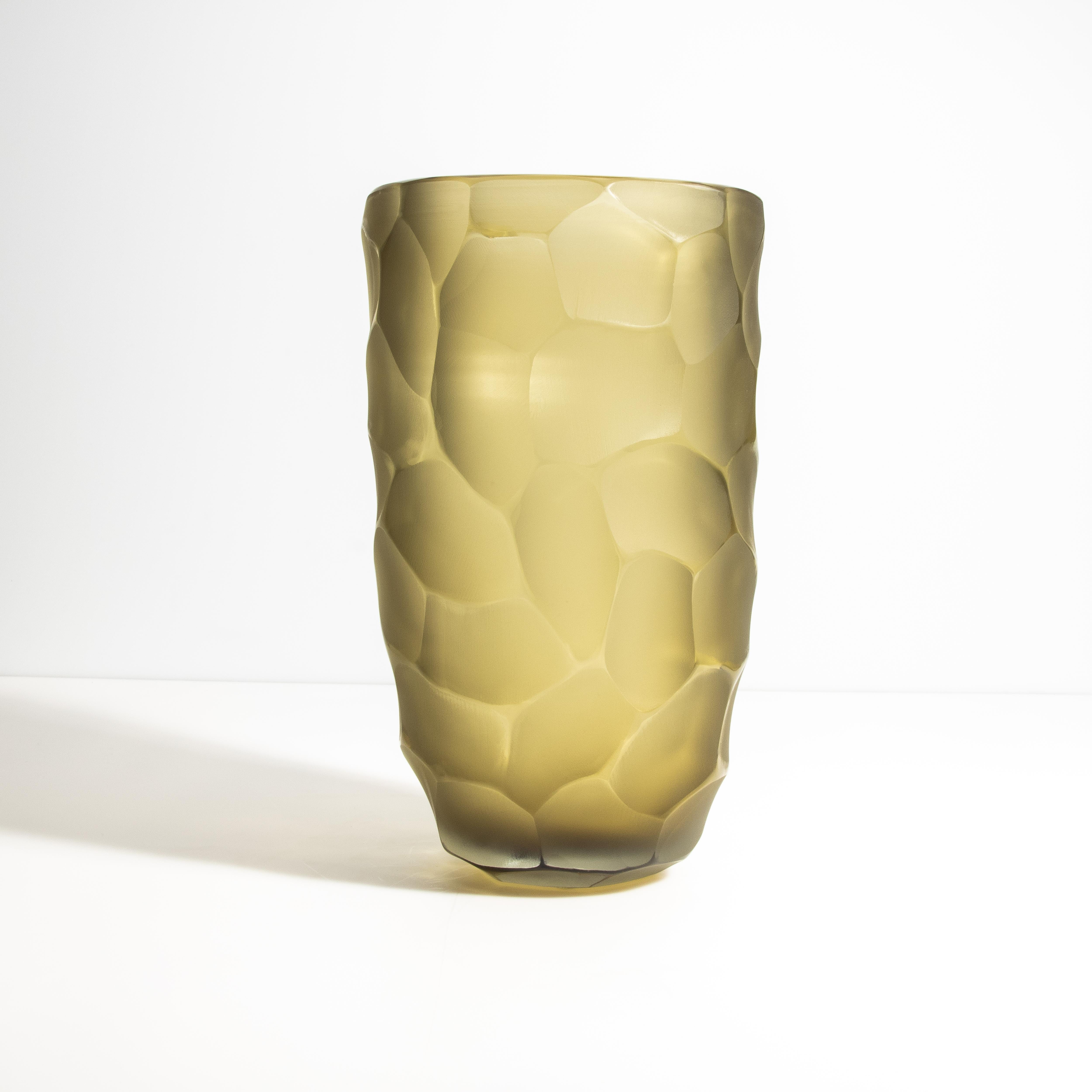 Fatto a mano Vaso a forma di luna di Murano soffiato a mano in Oliver Medium in vendita