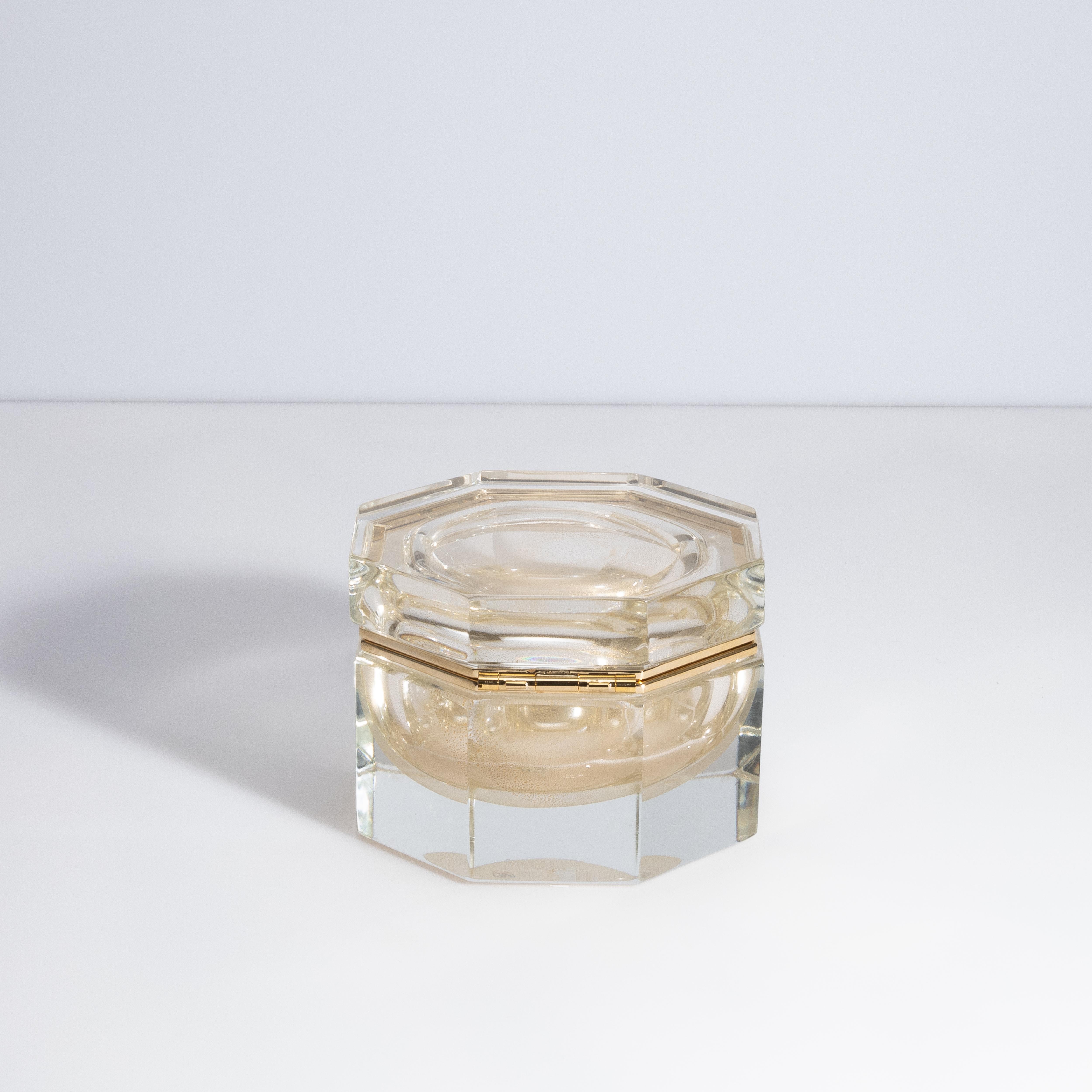 Achteckige mundgeblasene Murano-Glasdose L mit 24 Karat Goldflecken (Italienisch) im Angebot