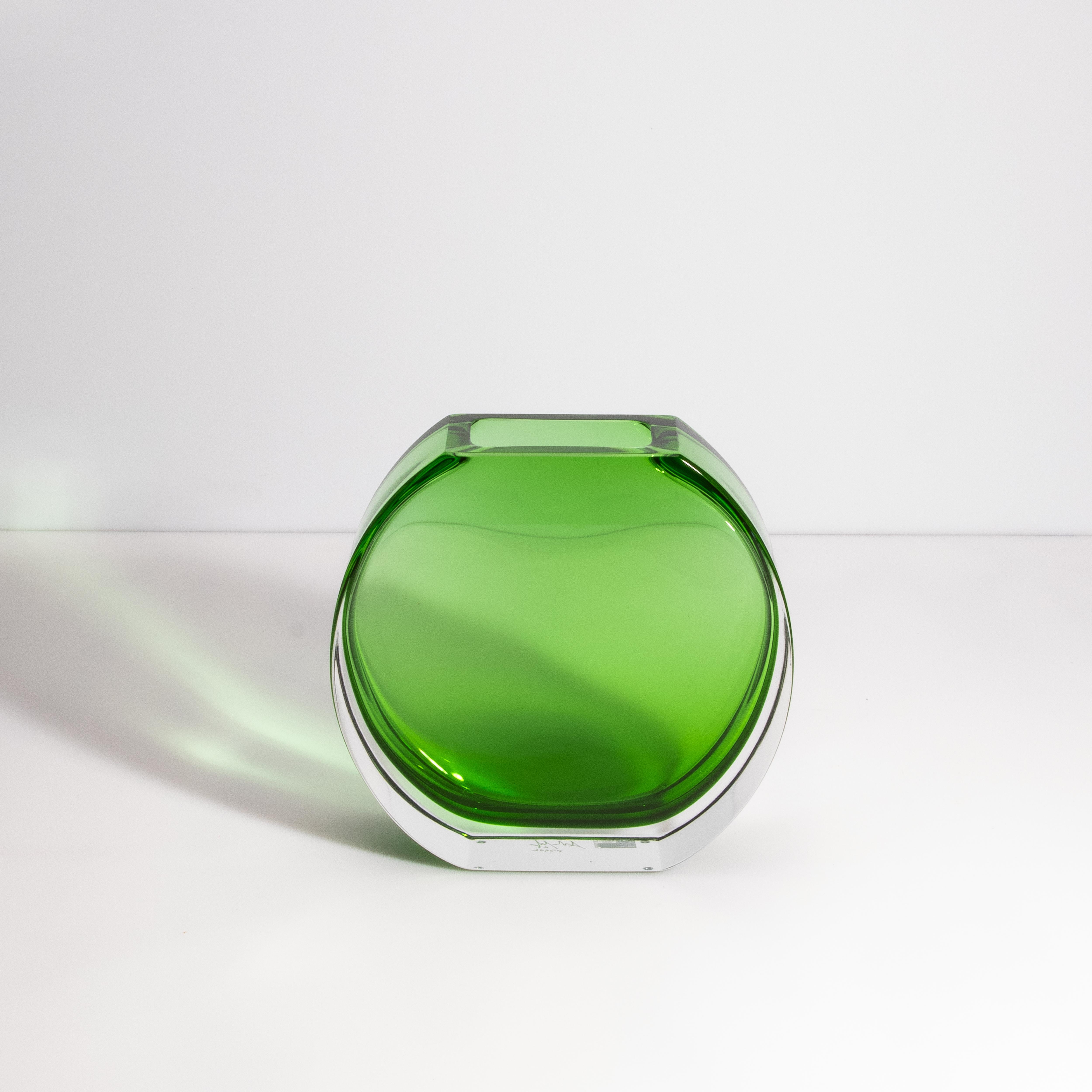 Scopri il fascino lussuoso di questo squisito vaso in vetro di Murano, testimonianza della maestria artigianale e della ricca eredità dell'arte veneziana. Realizzato a mano da abili artigiani sull'isola di Murano, questo vaso presenta un'audace