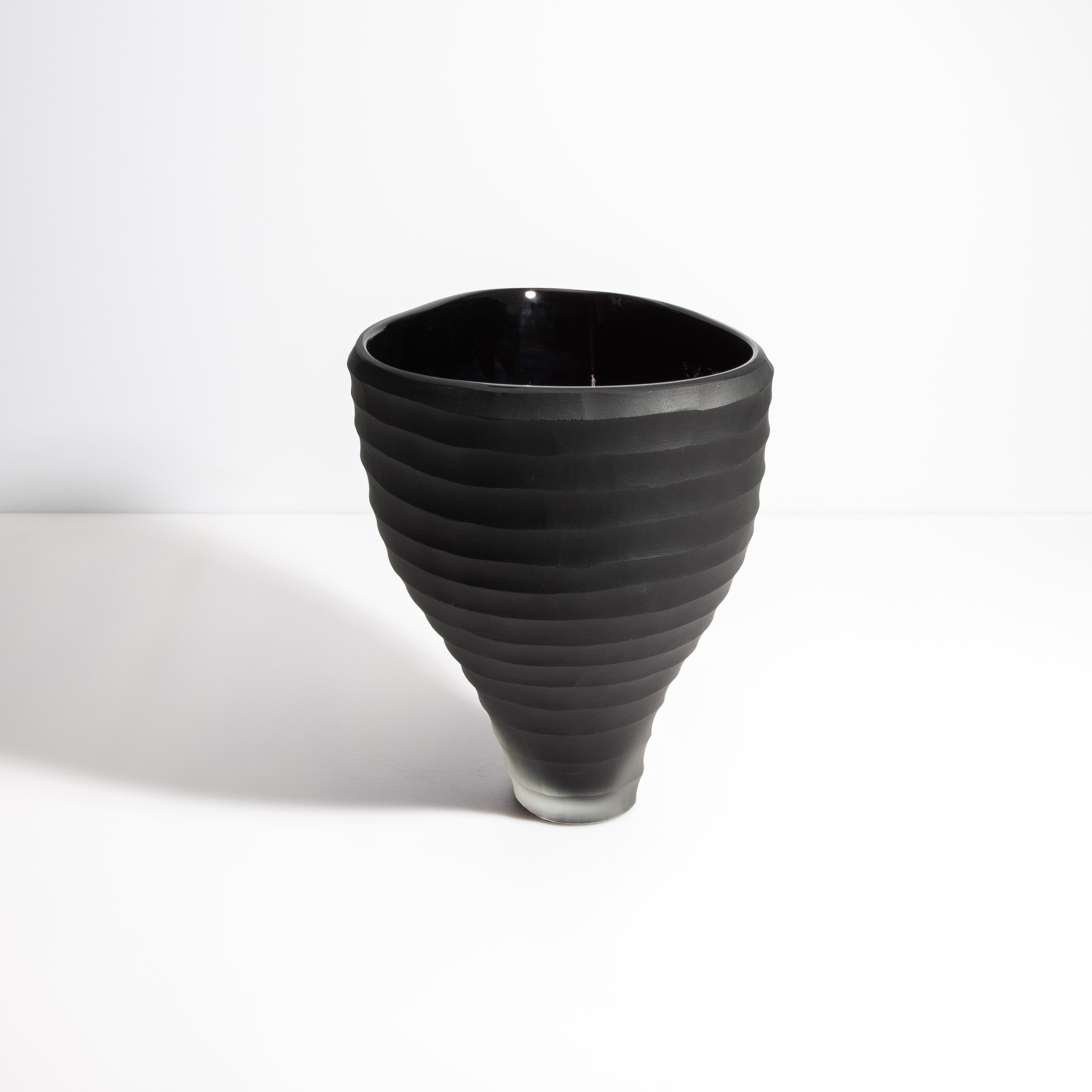 Moderne Vase Pedrera de Murano soufflé à la main en noir en vente