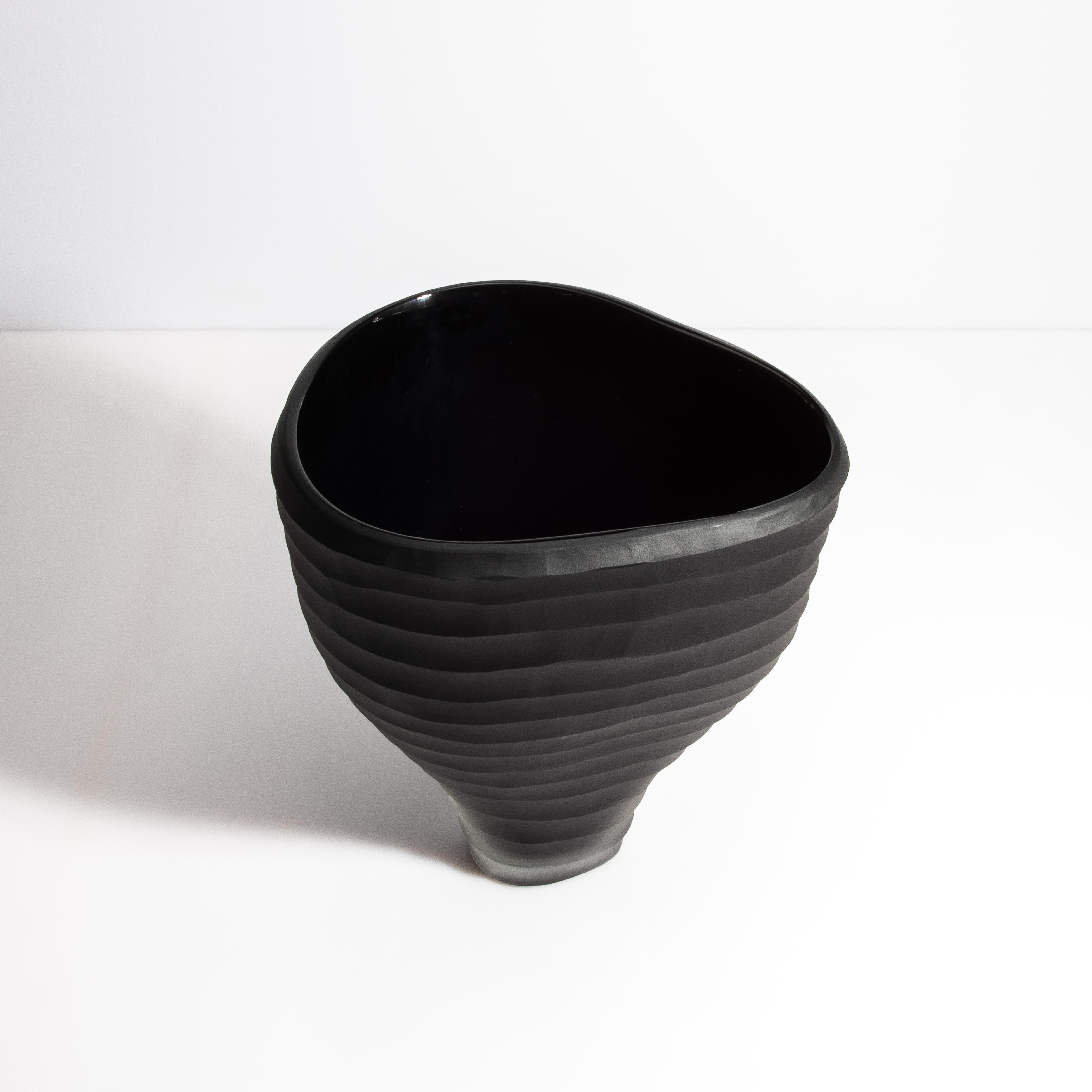 italien Vase Pedrera de Murano soufflé à la main en noir en vente