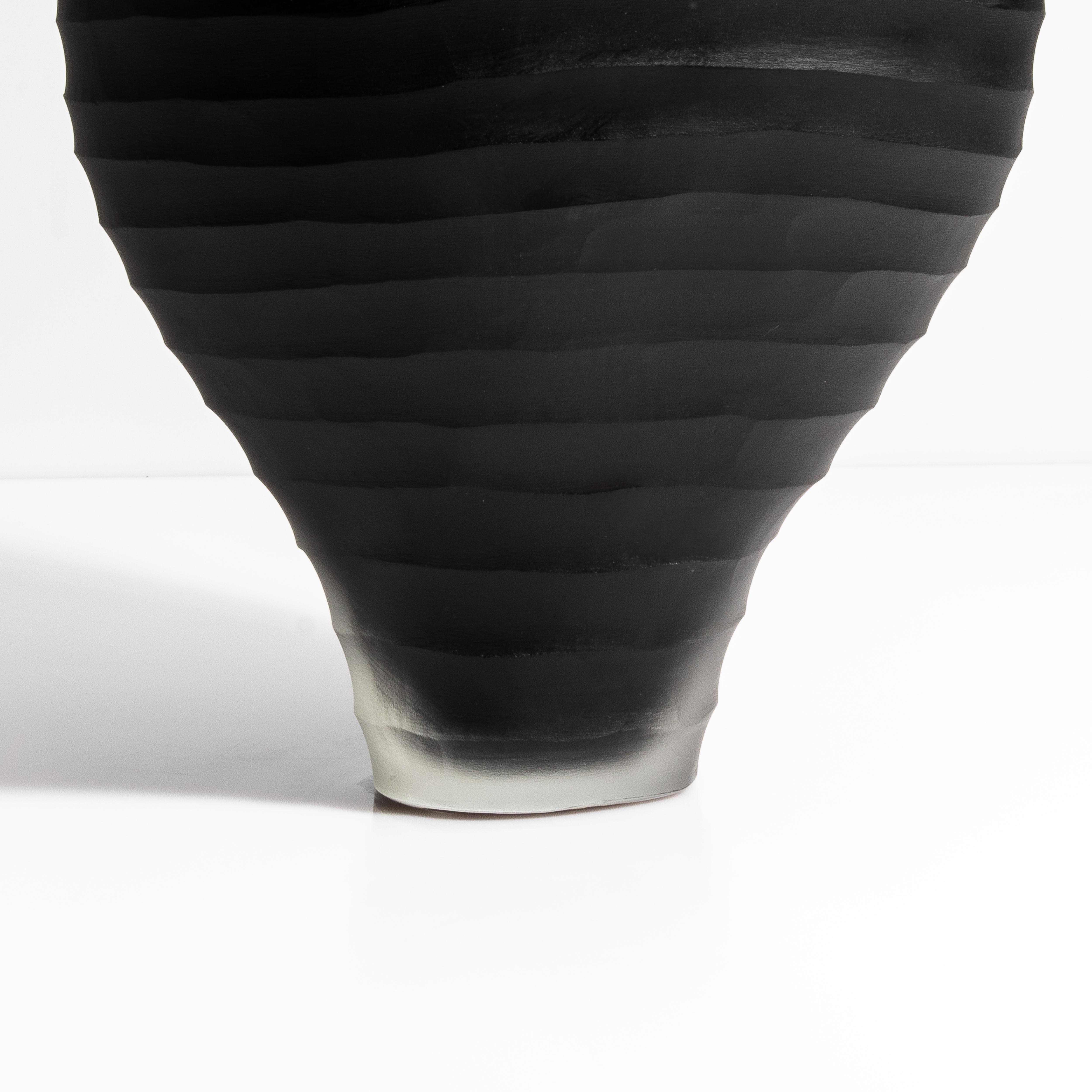 Fait main Vase Pedrera de Murano soufflé à la main en noir en vente