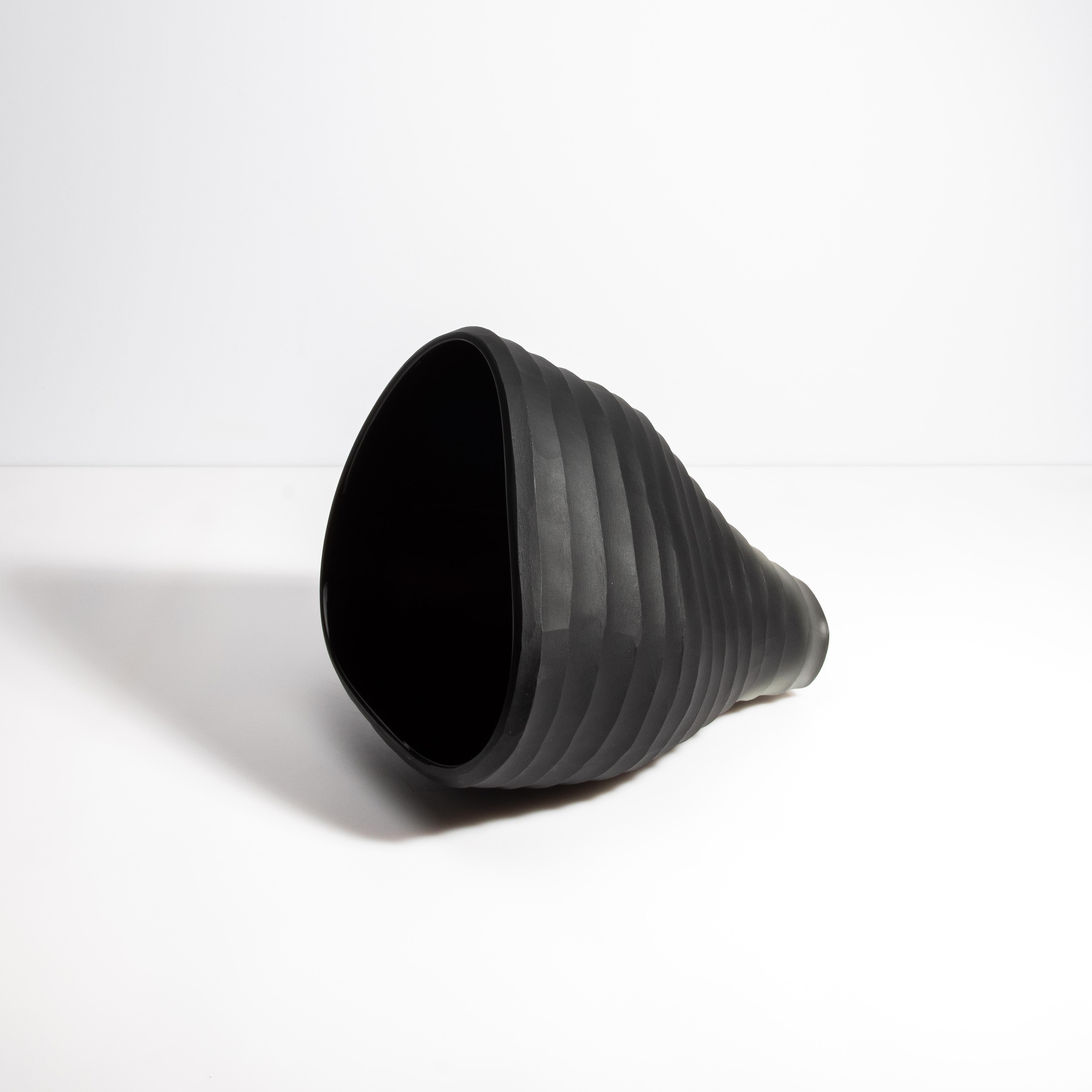 Vase Pedrera de Murano soufflé à la main en noir Neuf - En vente à West Hollywood, CA