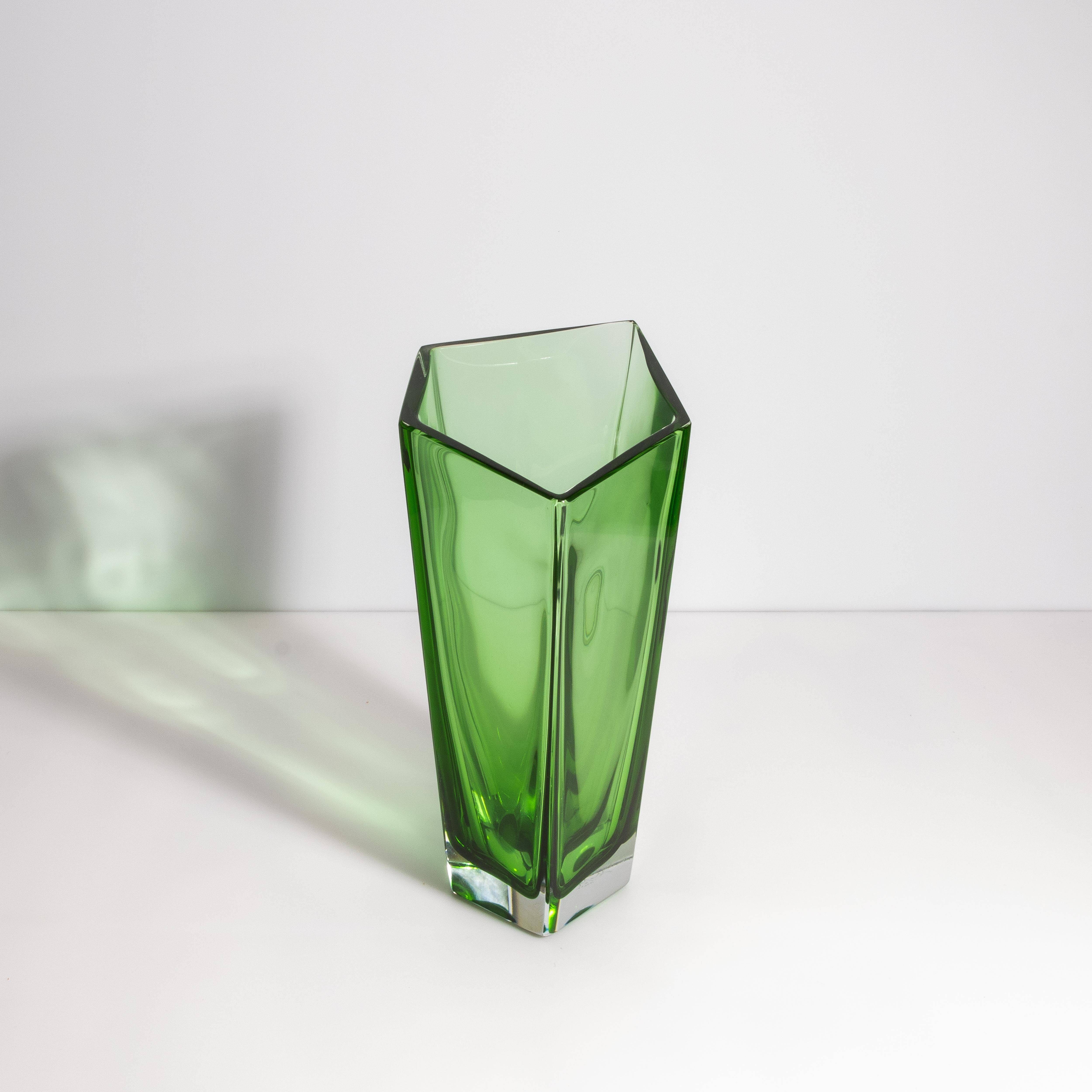 Questo squisito vaso pentagonale di Murano è un vero capolavoro del lusso e dell'artigianato italiano, realizzato meticolosamente dai migliori soffiatori di Murano, in Italia. Questo vaso, in una splendida tonalità di verde, è una testimonianza