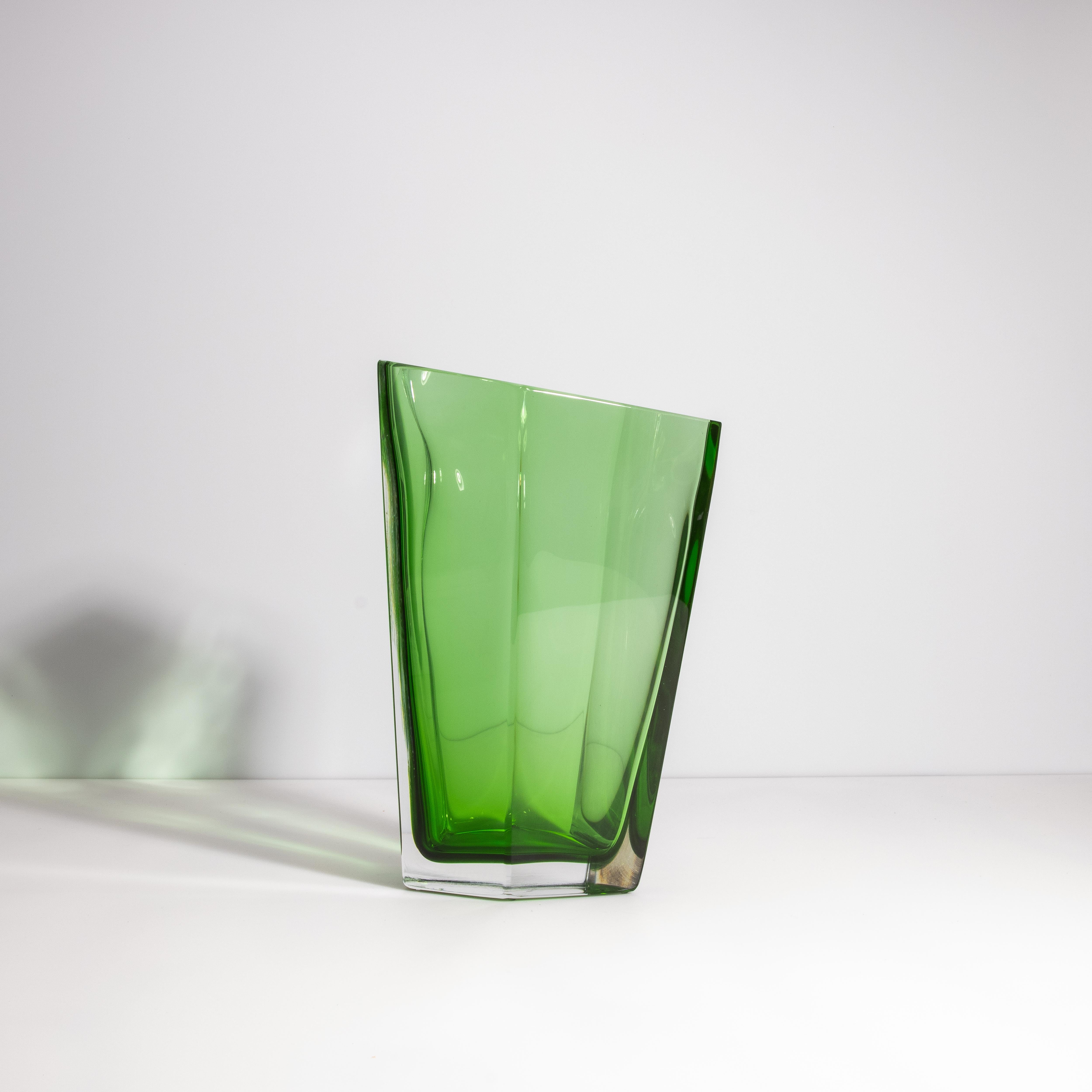 Italiano Vaso Penta di Murano soffiato a mano in Greene & Greene Grande in vendita