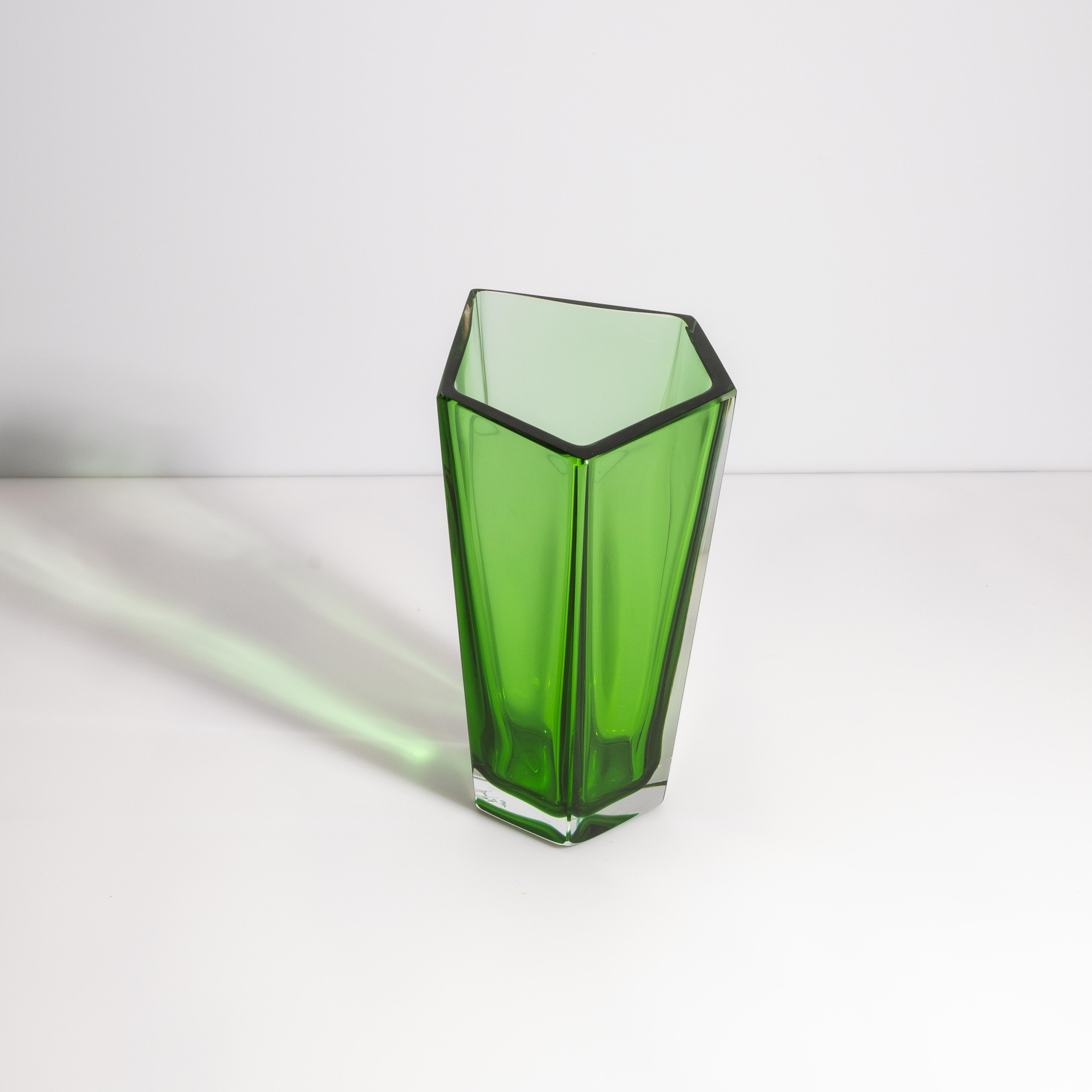 Questo squisito vaso pentagonale di Murano è un vero capolavoro del lusso e dell'artigianato italiano, realizzato meticolosamente dai migliori soffiatori di Murano, in Italia. Questo vaso, in una splendida tonalità di verde, è una testimonianza