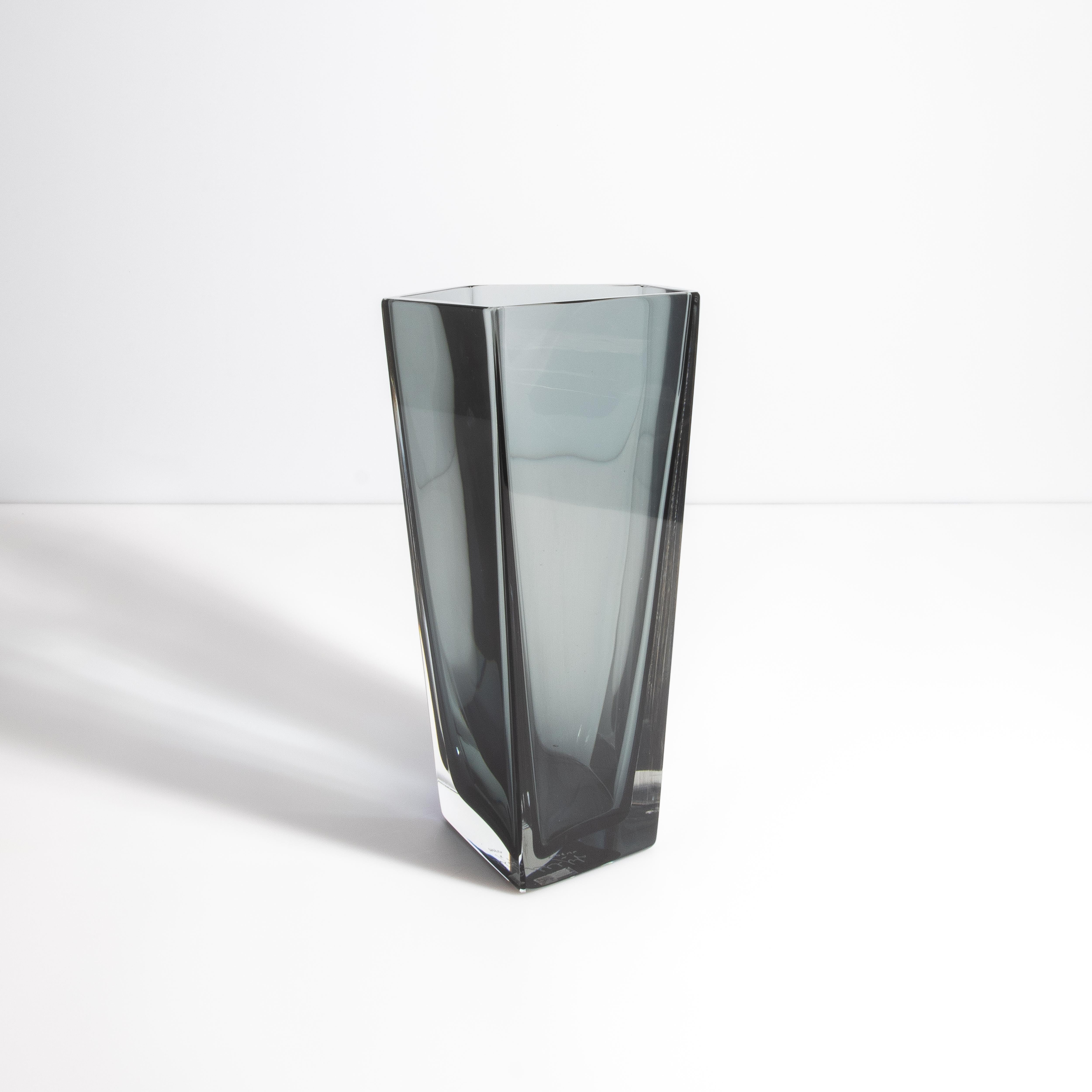 Moderno Vaso Penta di Murano soffiato a mano e di colore grigio, grande in vendita