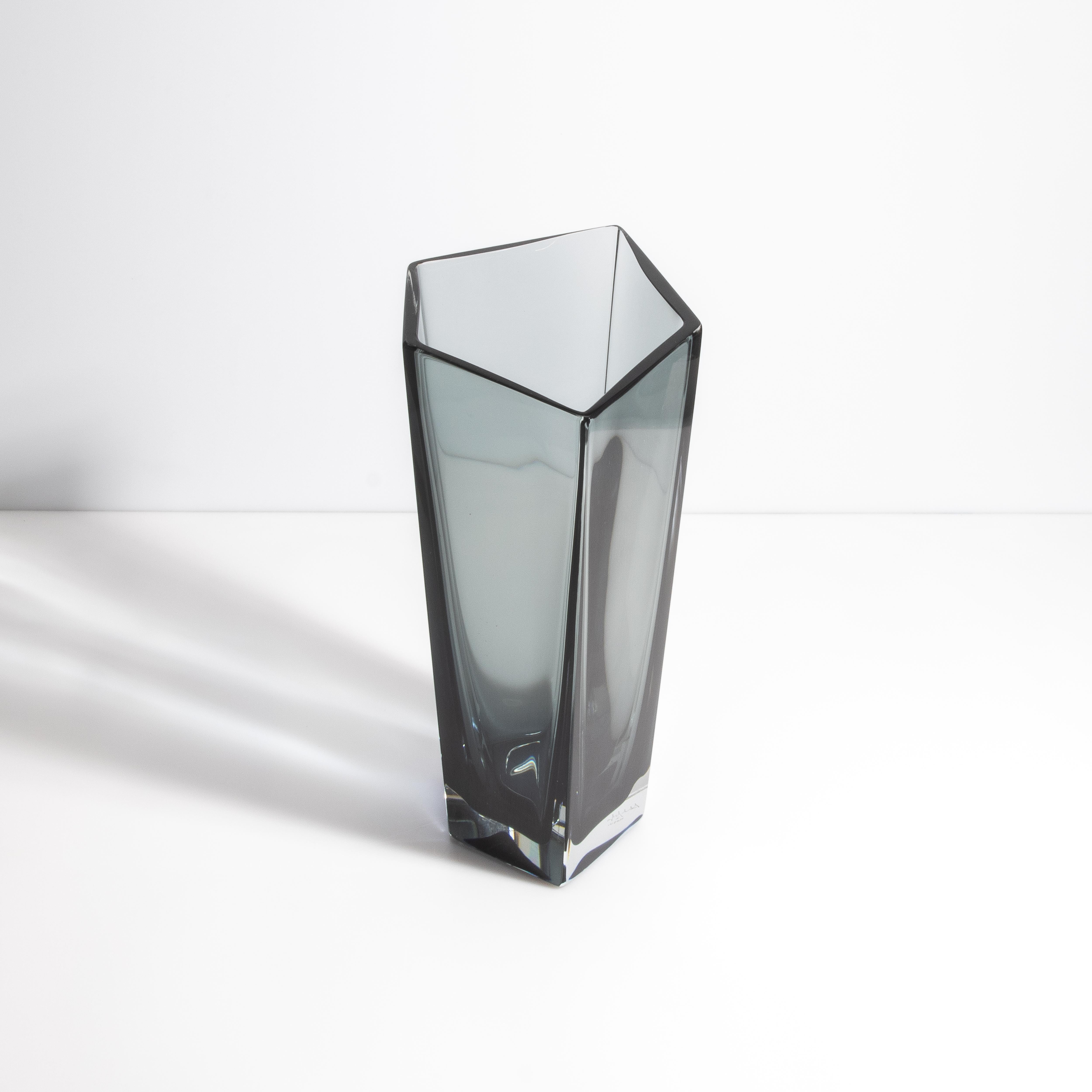 Italiano Vaso Penta di Murano soffiato a mano e di colore grigio, grande in vendita