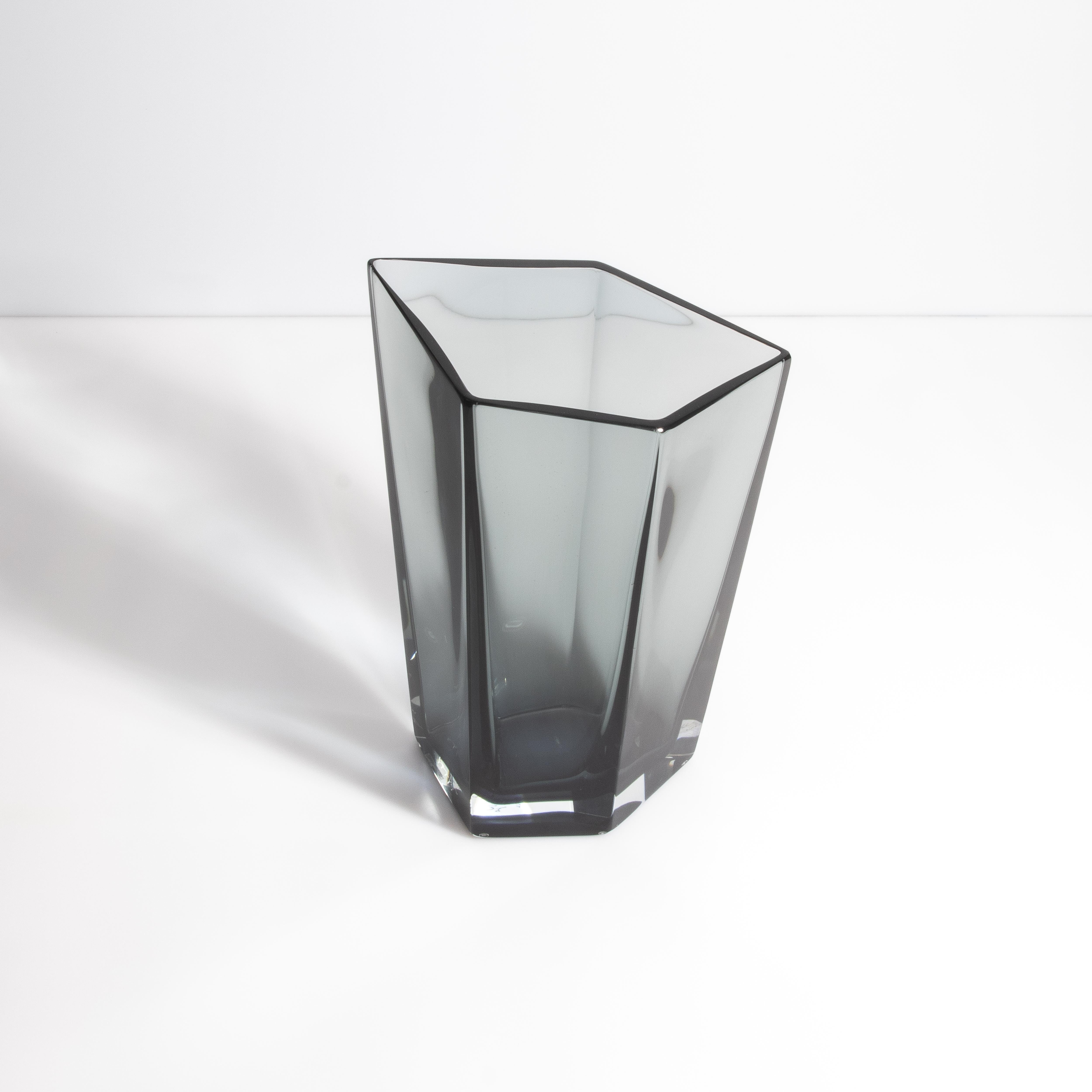 Fatto a mano Vaso Penta di Murano soffiato a mano e di colore grigio, grande in vendita