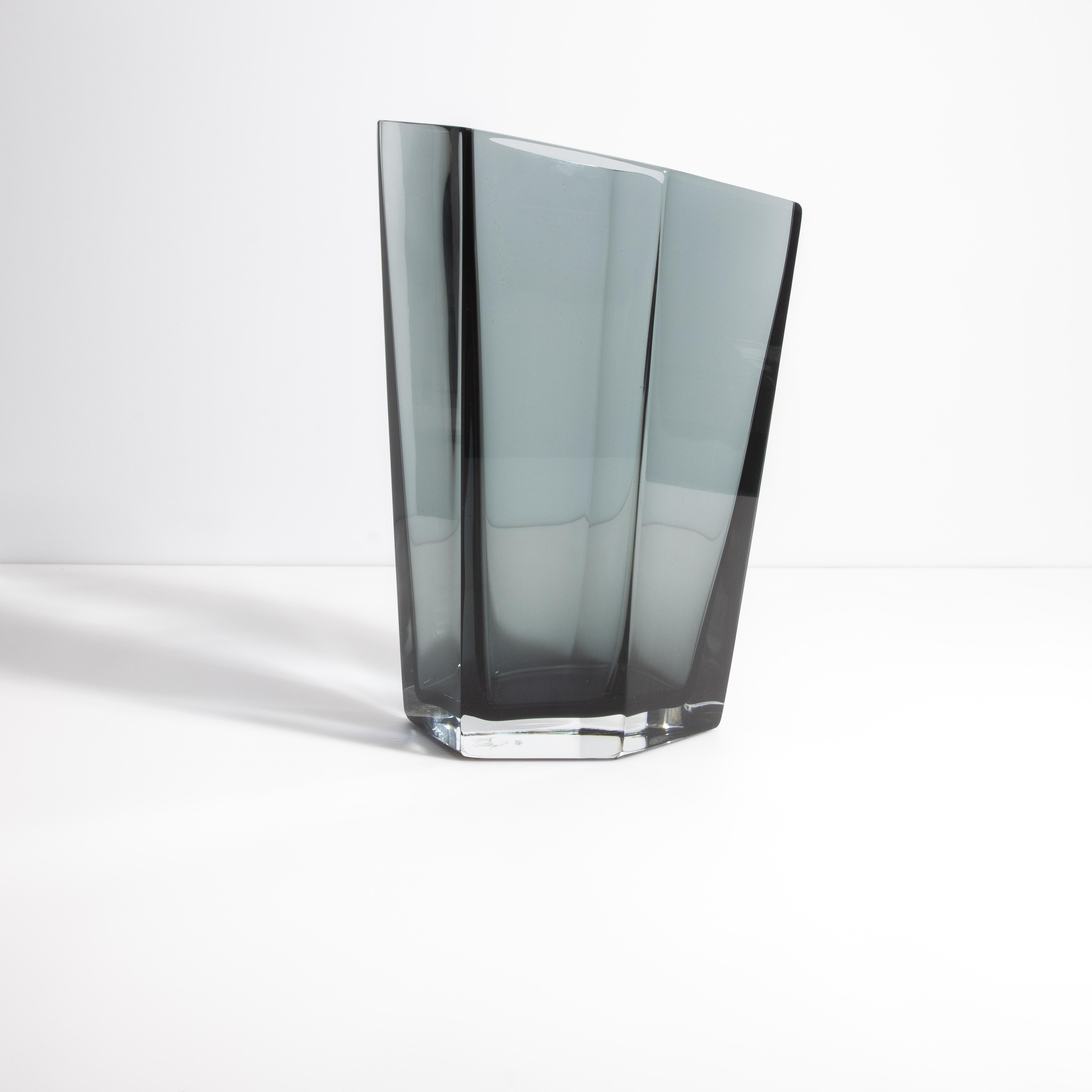 XXI secolo e contemporaneo Vaso Penta di Murano soffiato a mano e di colore grigio, grande in vendita