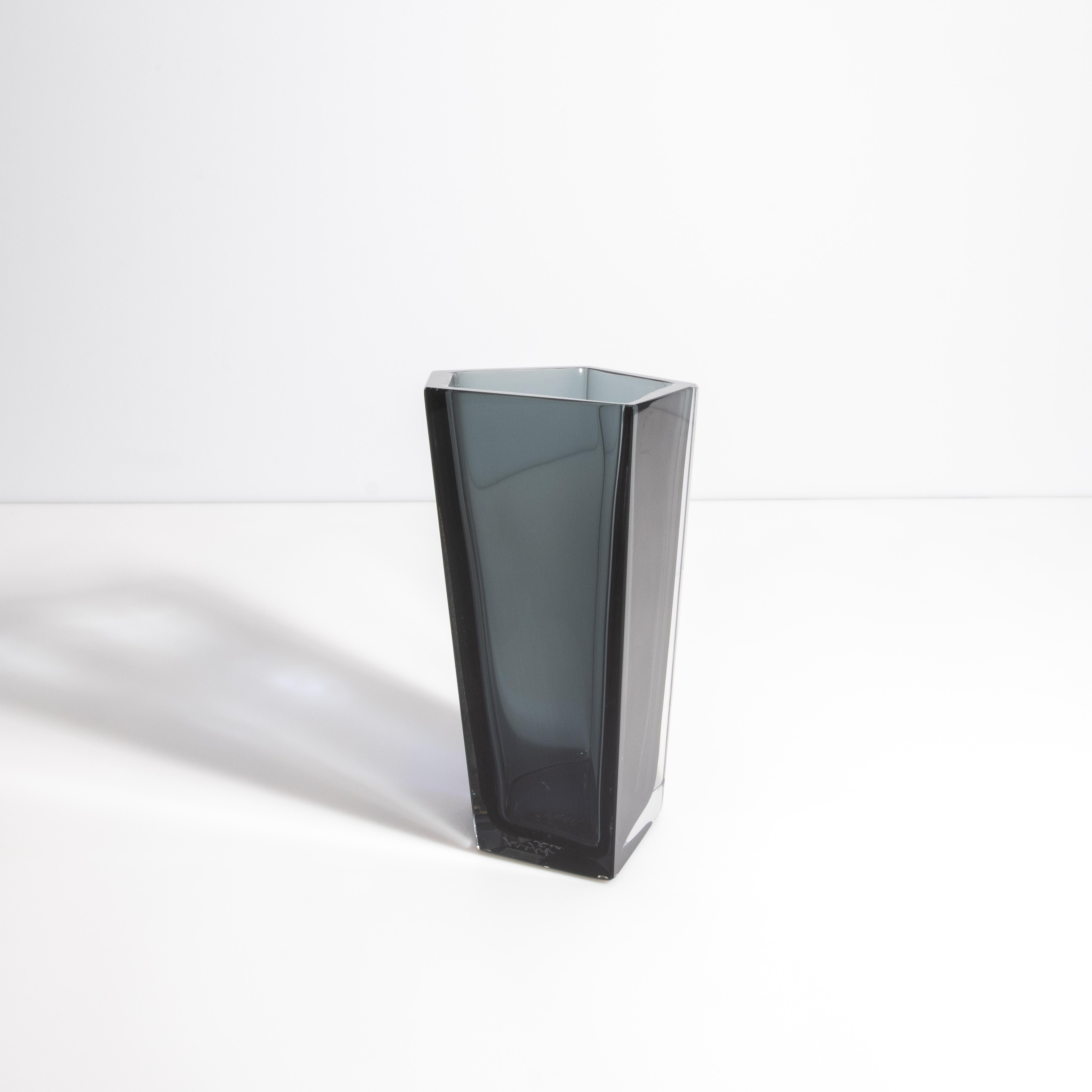Moderno Vaso Penta di Murano soffiato a mano in grigio medio in vendita