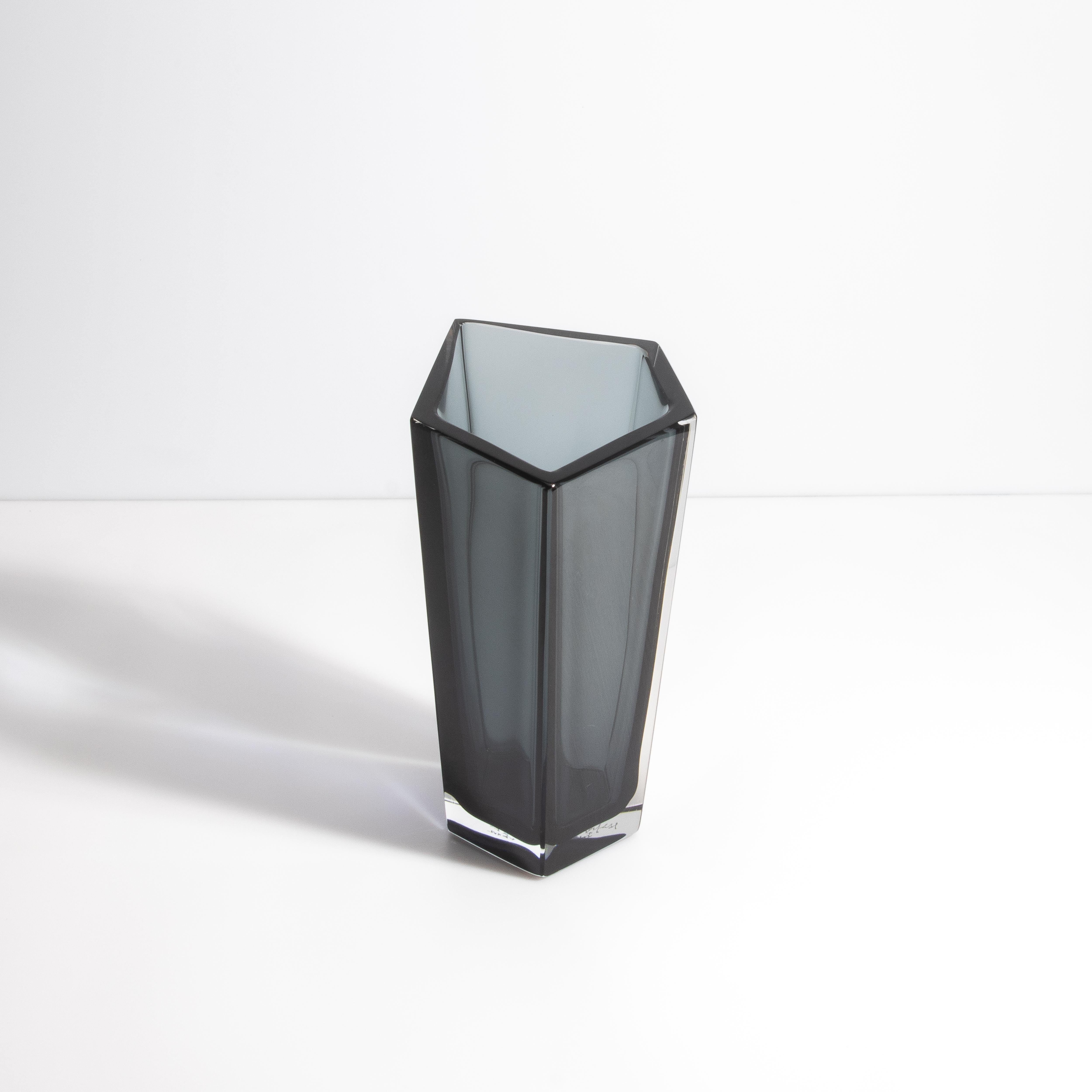 Italiano Vaso Penta di Murano soffiato a mano in grigio medio in vendita