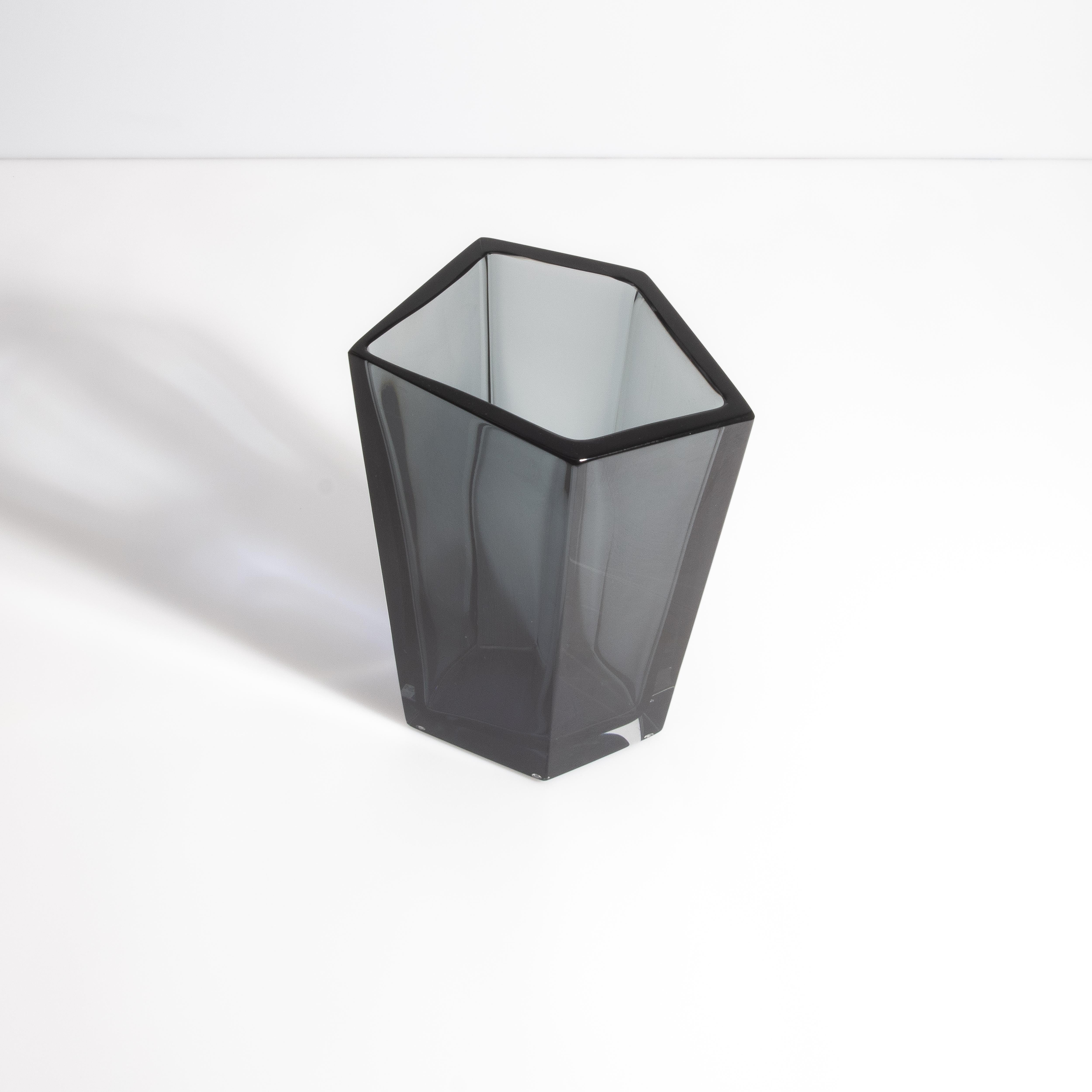 Fatto a mano Vaso Penta di Murano soffiato a mano in grigio medio in vendita