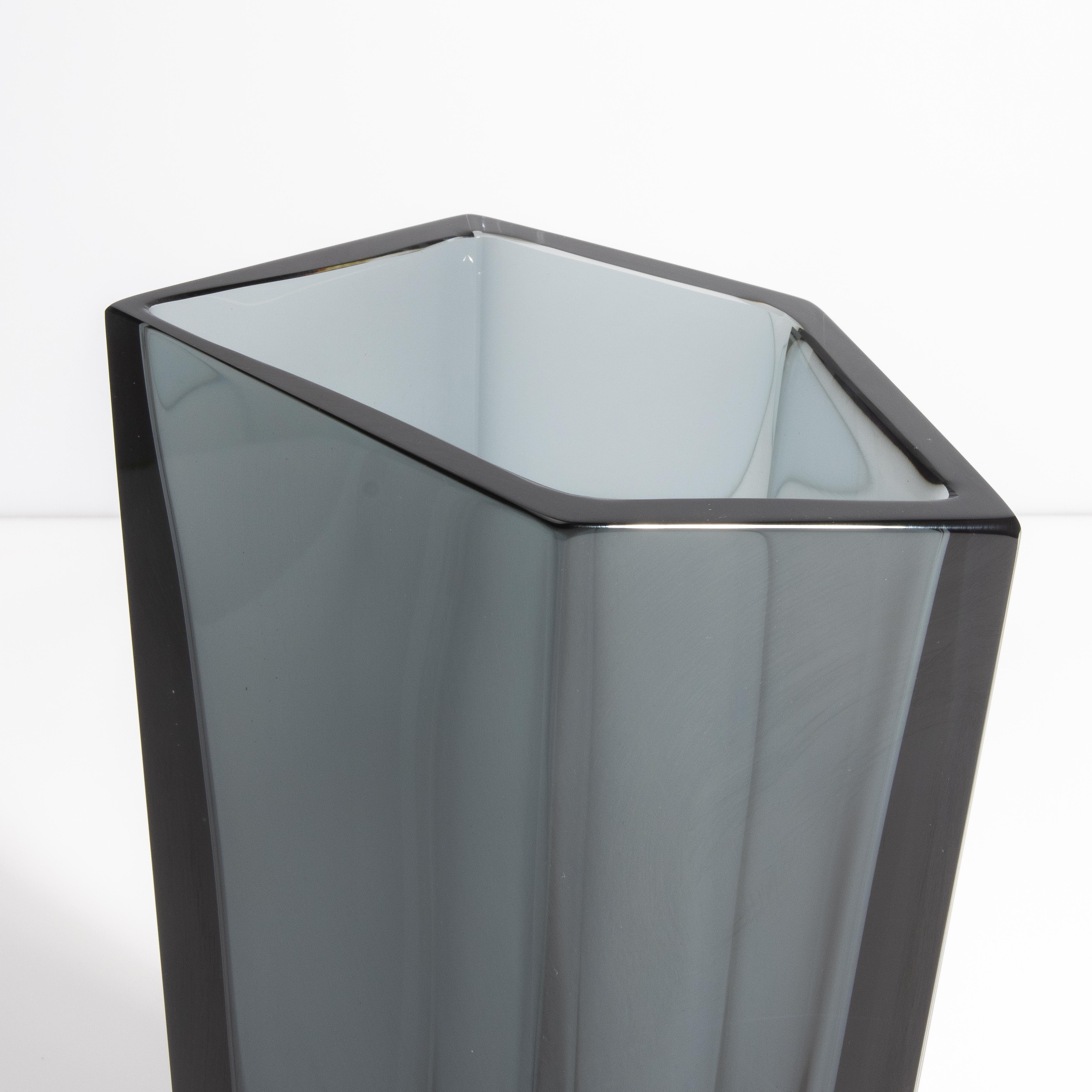 Vaso Penta di Murano soffiato a mano in grigio medio in vendita 1
