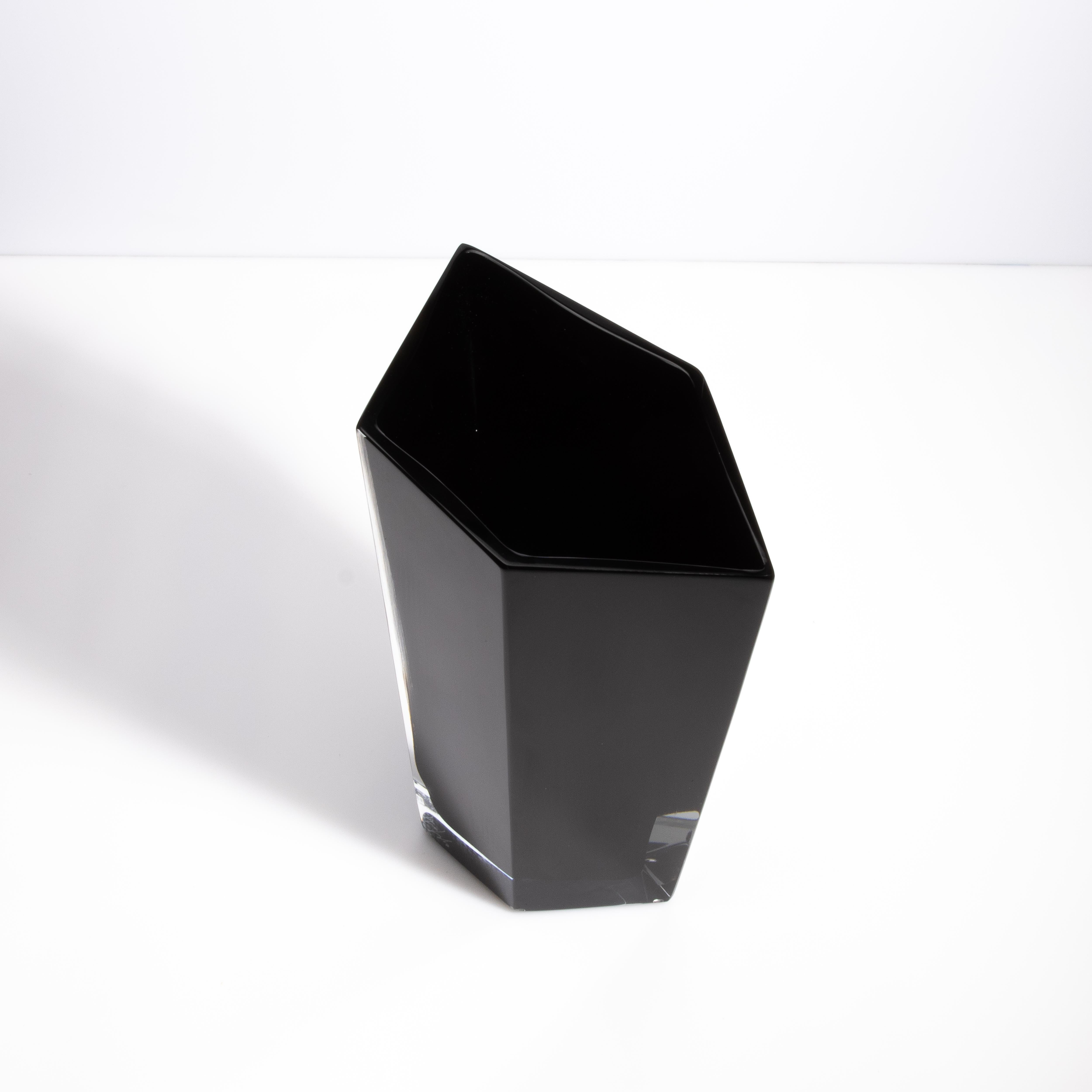 italien Vase Penta de Murano soufflé à la main en noir onyx en vente