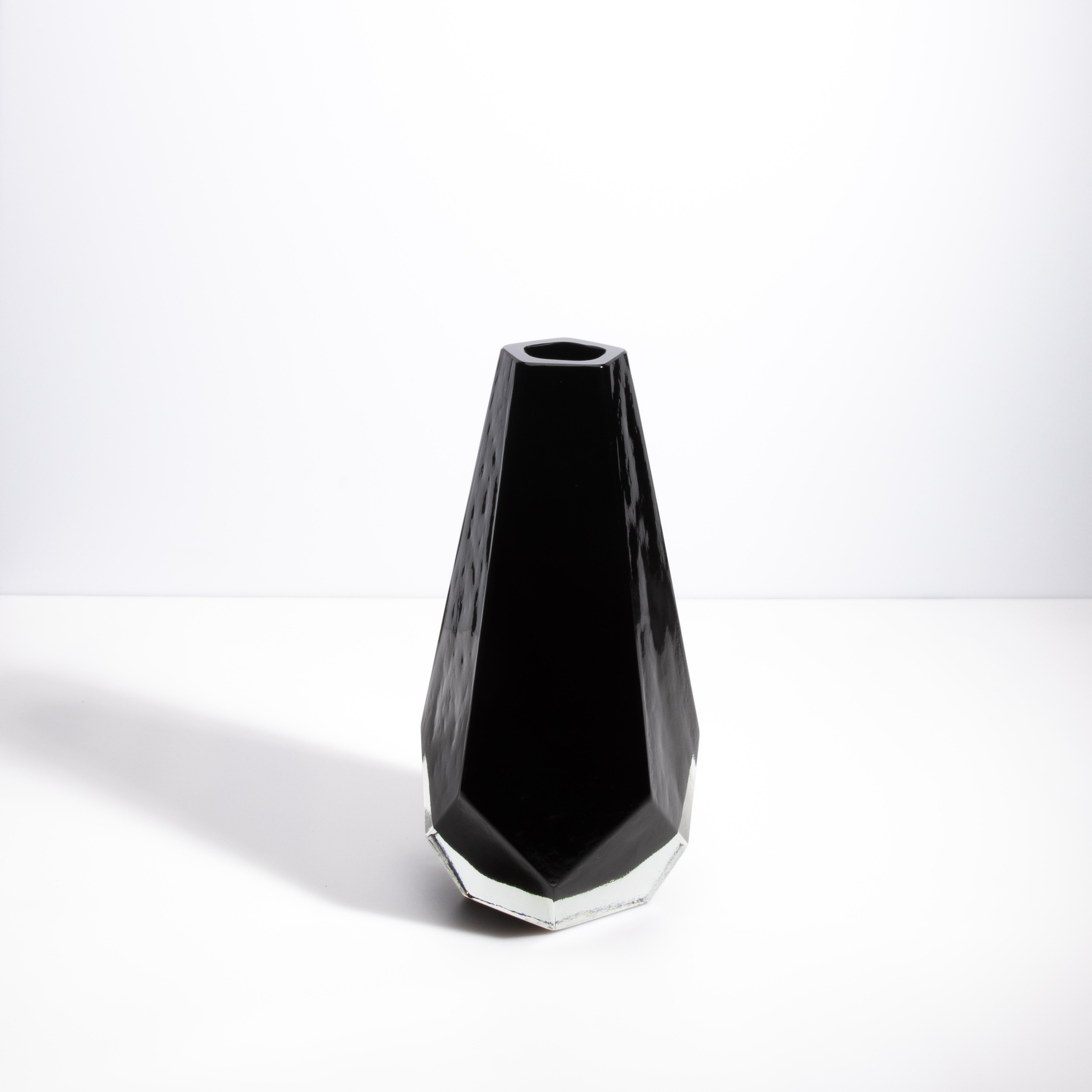 Als Inbegriff raffinierter Eleganz und überlegener Handwerkskunst zeichnet sich dieses bemerkenswerte Stück durch eine schlanke, fünfeckige Silhouette aus, die meisterhaft gefertigt wurde, um ihre geometrische Präzision und ihren raffinierten Reiz