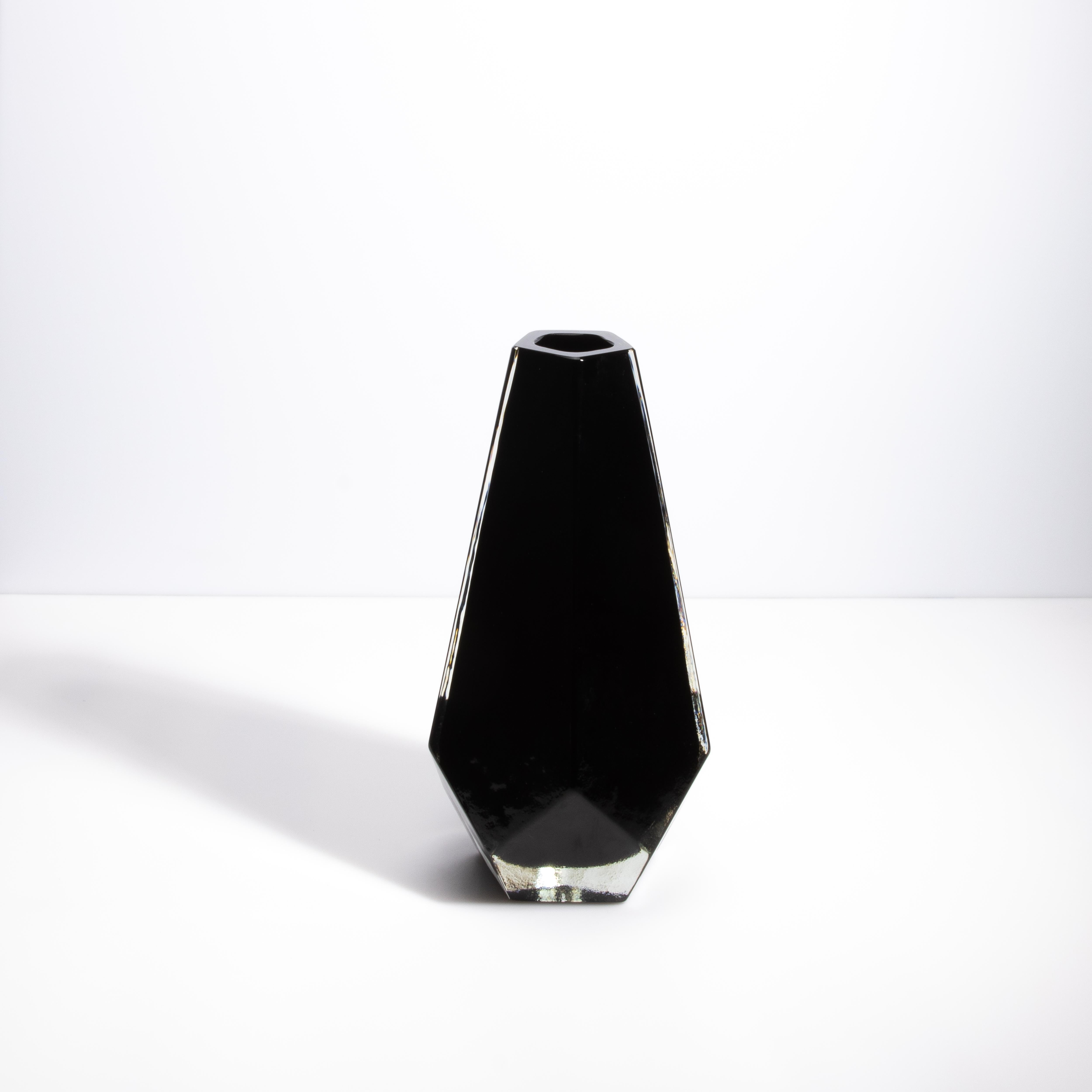 Fünfeckige Vase aus mundgeblasenem Murano in Schwarz (Moderne) im Angebot