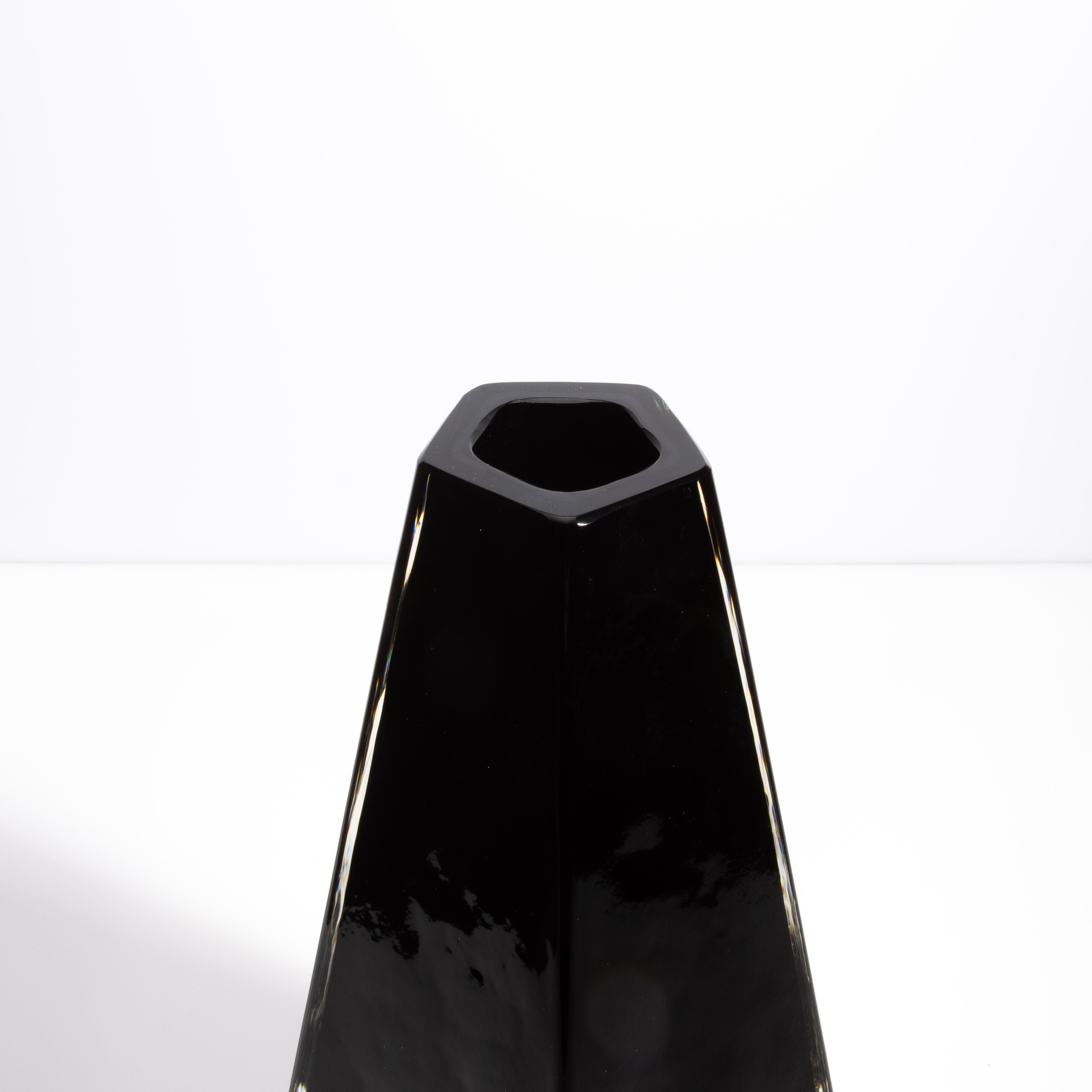 Fünfeckige Vase aus mundgeblasenem Murano in Schwarz (Italienisch) im Angebot