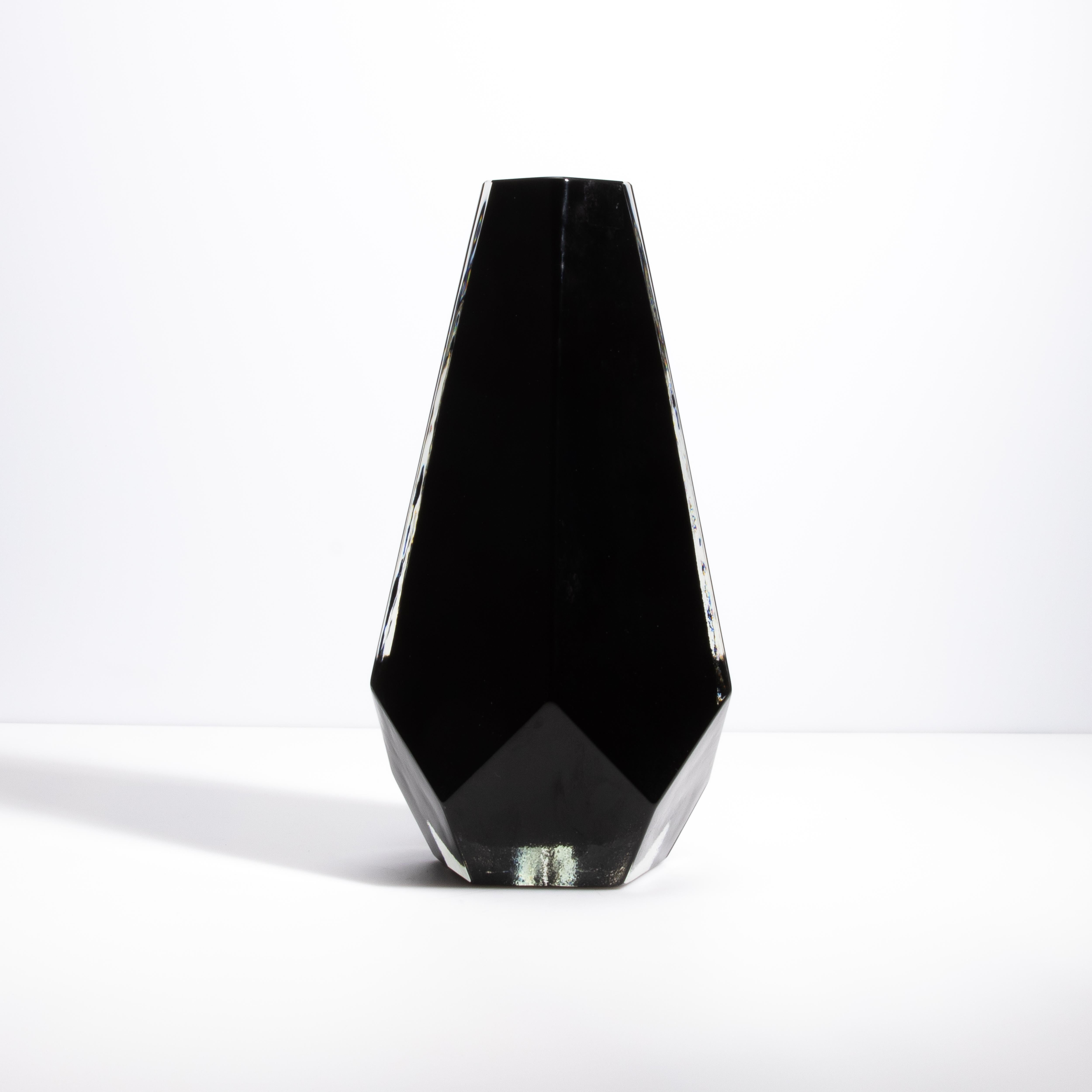 Fünfeckige Vase aus mundgeblasenem Murano in Schwarz (Handgeschnitzt) im Angebot
