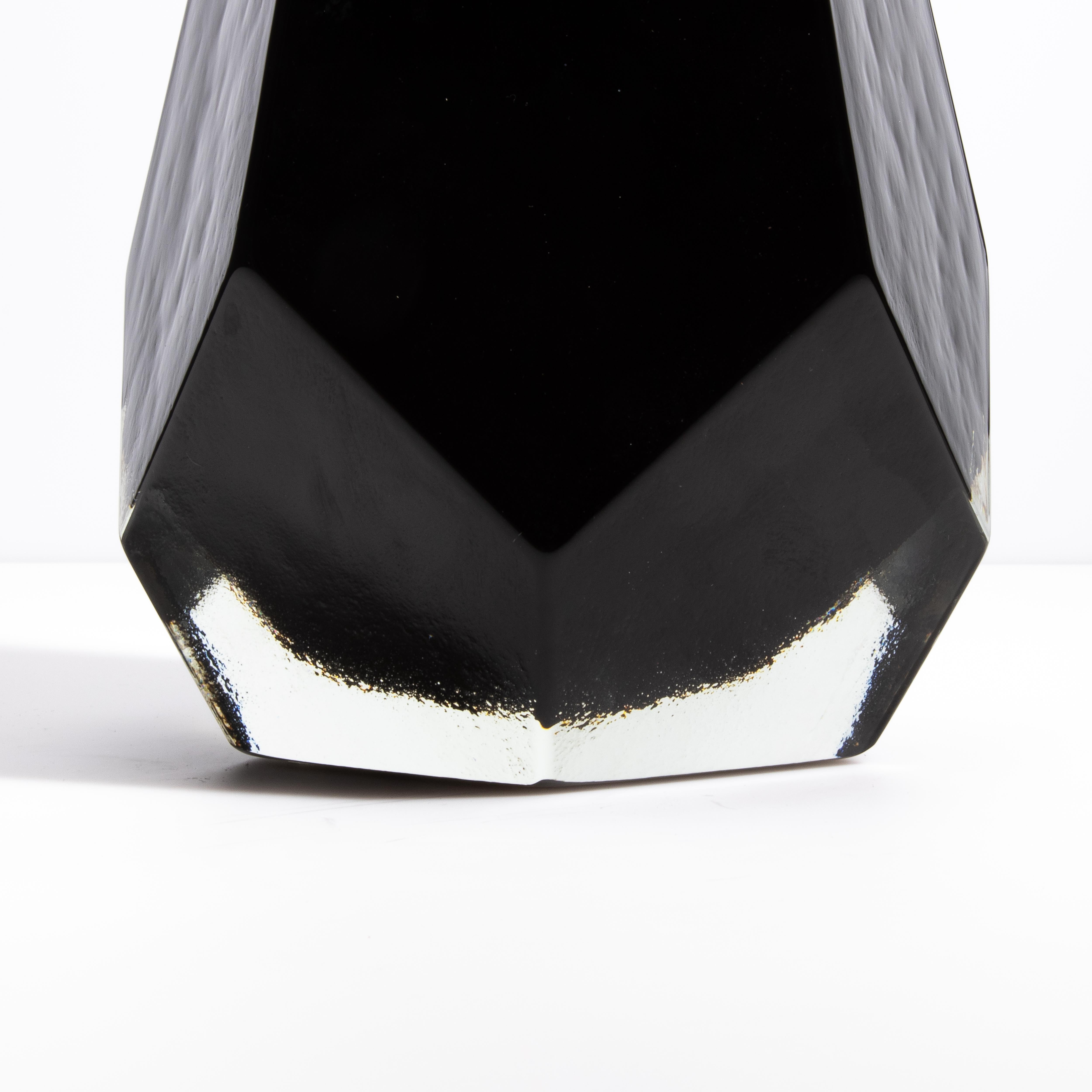 Fünfeckige Vase aus mundgeblasenem Murano in Schwarz im Zustand „Neu“ im Angebot in West Hollywood, CA