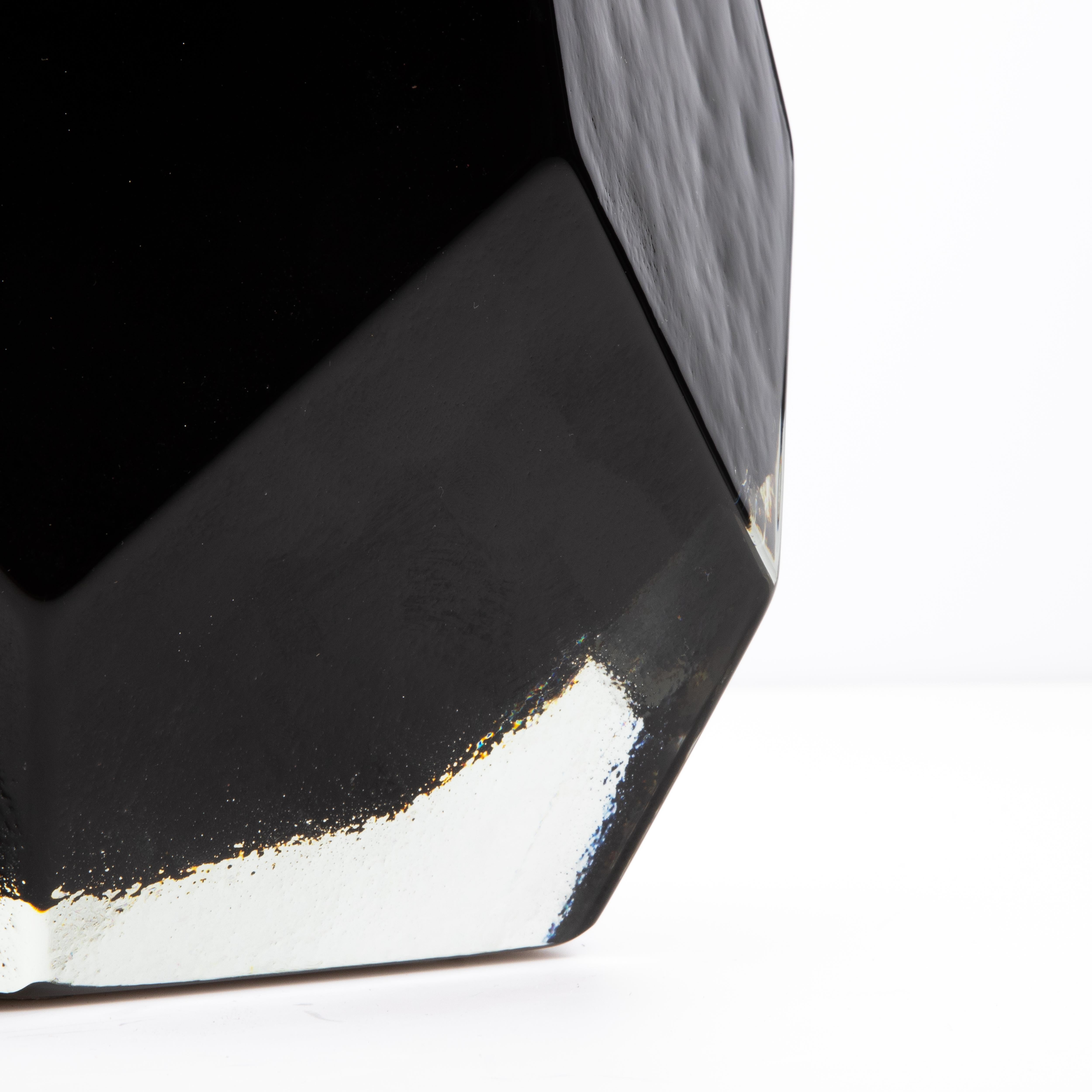 Fünfeckige Vase aus mundgeblasenem Murano in Schwarz (21. Jahrhundert und zeitgenössisch) im Angebot