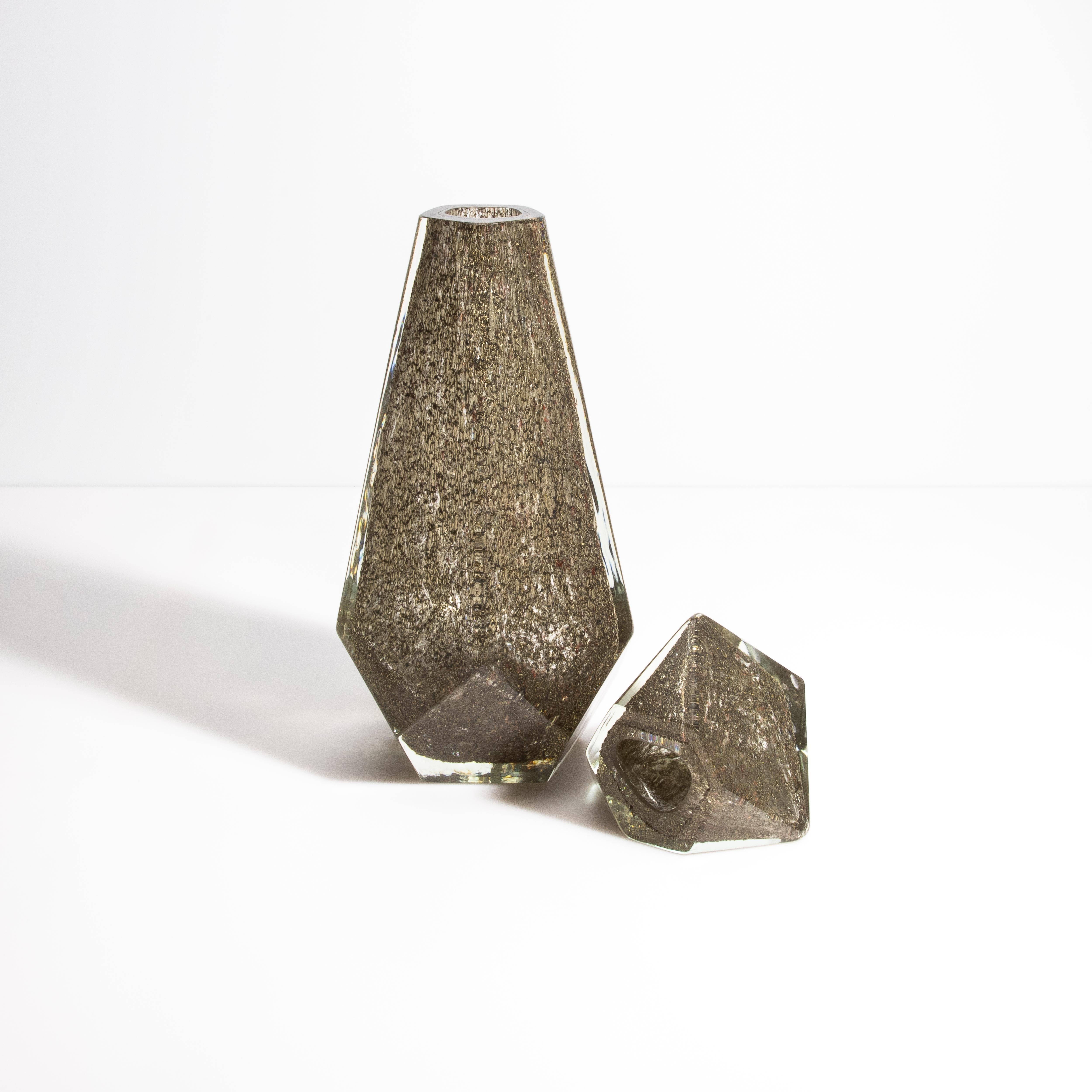 Fünfeckige mundgeblasene Murano Vase in Klar mit Messingflecken im Angebot 3