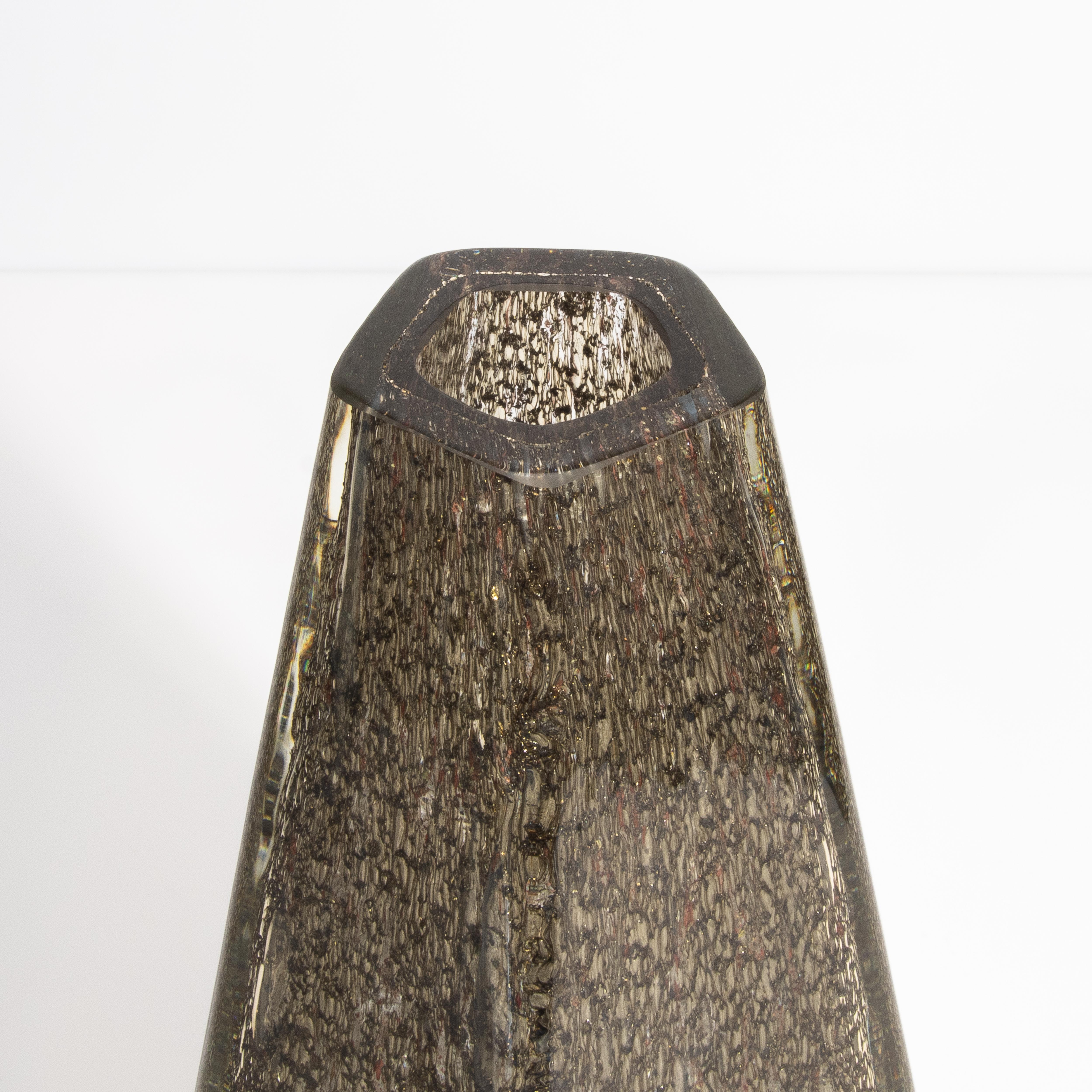 Fünfeckige mundgeblasene Murano Vase in Klar mit Messingflecken (Moderne) im Angebot