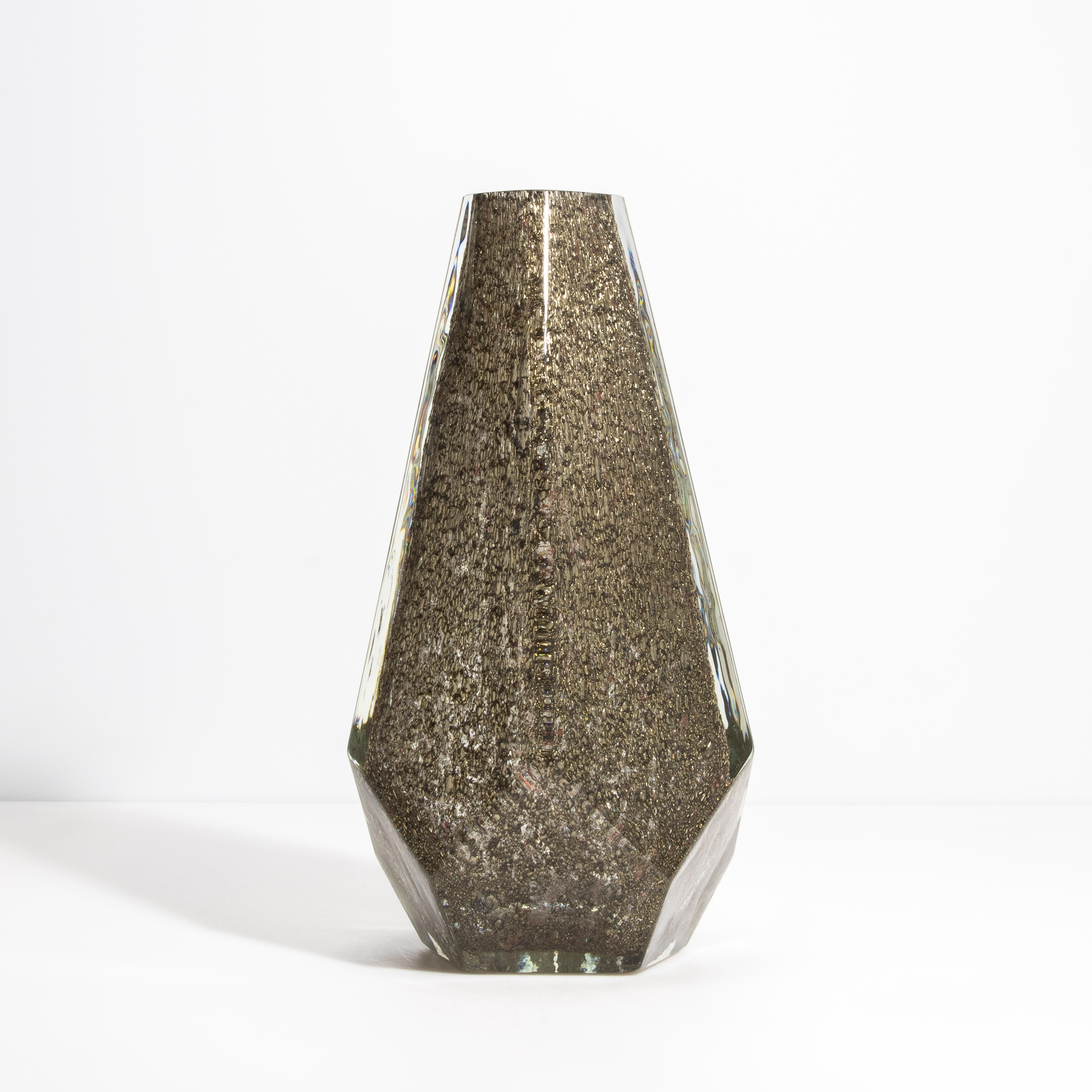 Fünfeckige mundgeblasene Murano Vase in Klar mit Messingflecken (Italienisch) im Angebot