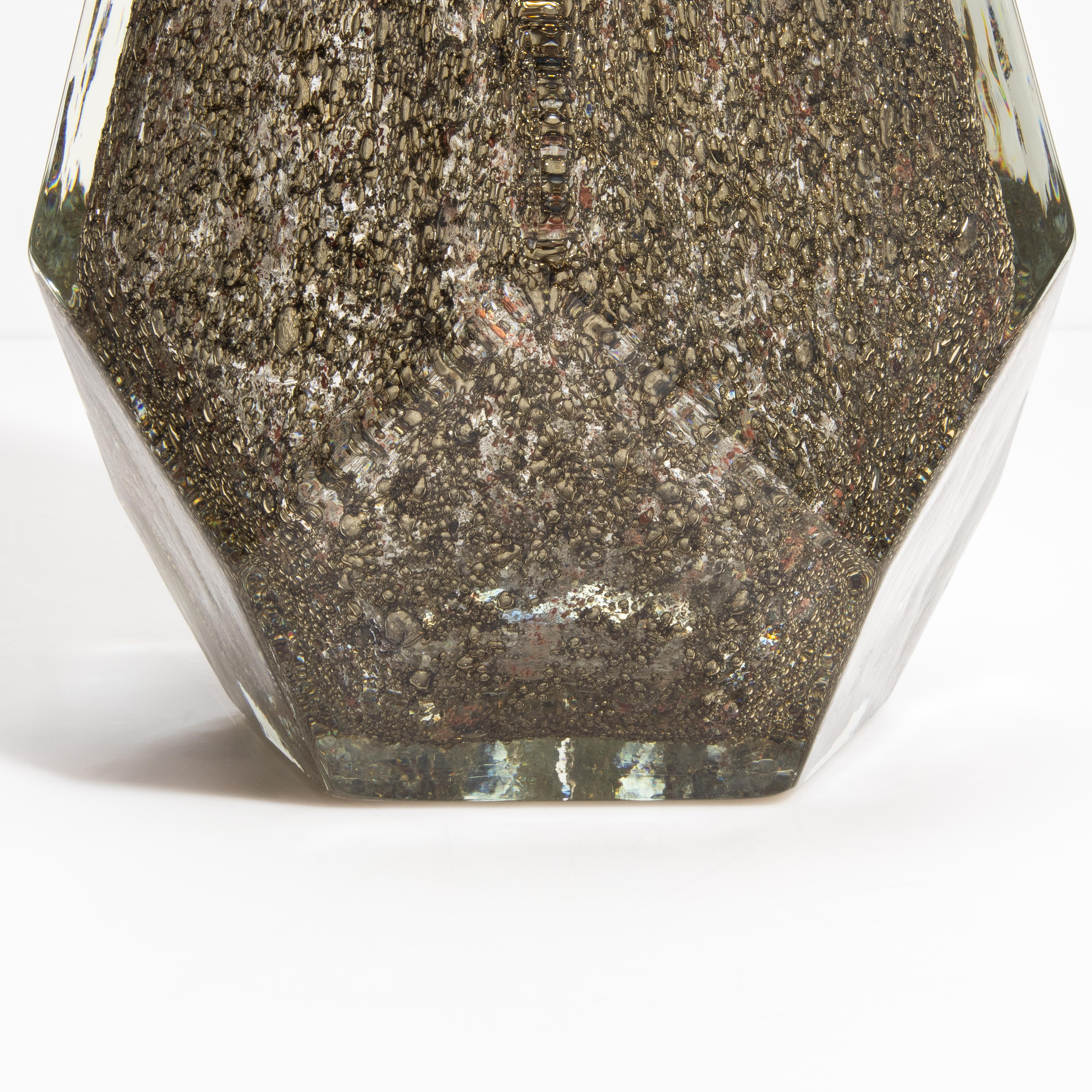Fünfeckige mundgeblasene Murano Vase in Klar mit Messingflecken (Handgefertigt) im Angebot