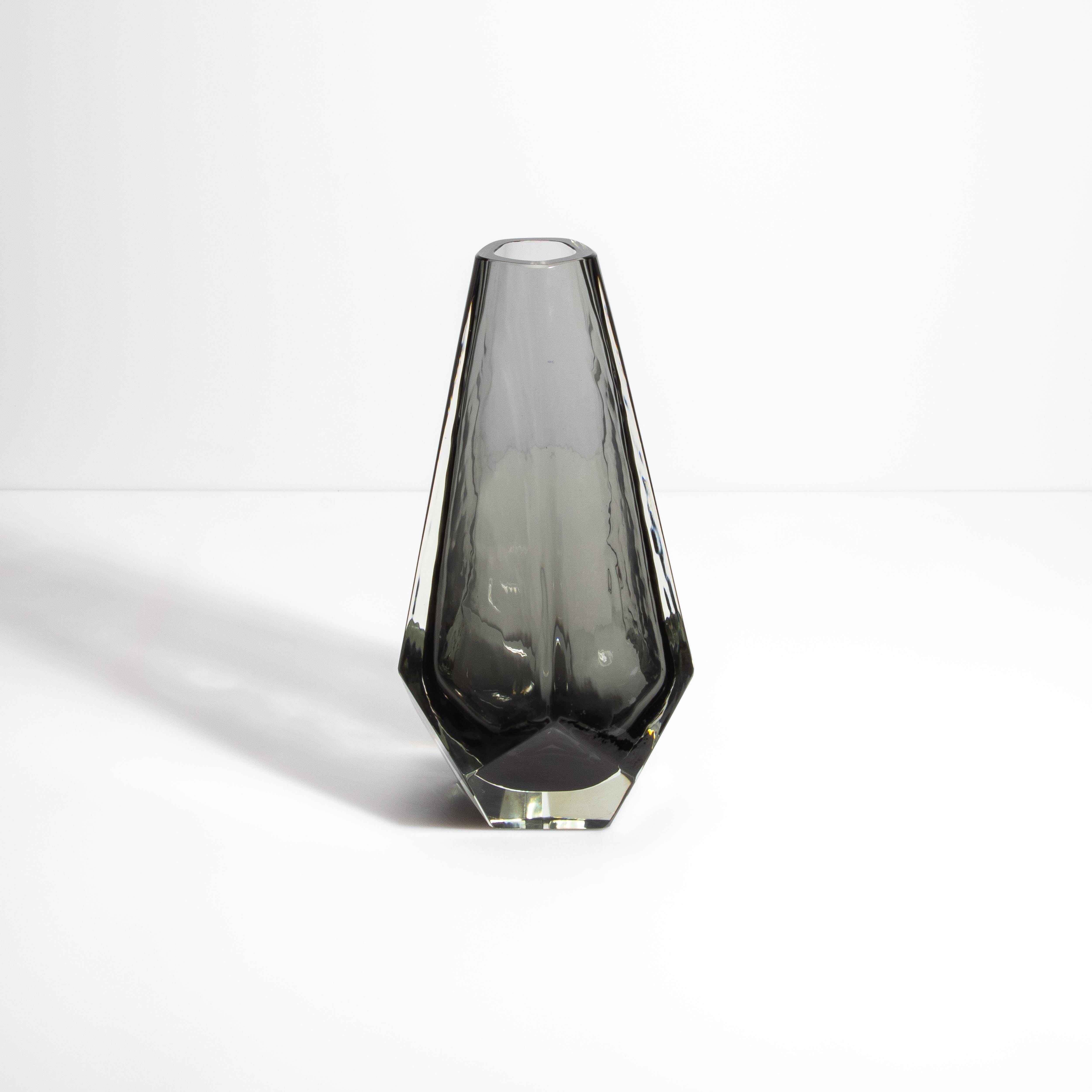 Erleben Sie die raffinierte Eleganz dieser handgefertigten Vase aus Murano-Glas, bei der traditionelle Kunstfertigkeit auf moderne Raffinesse trifft. Jedes Stück wird von erfahrenen Kunsthandwerkern sorgfältig hergestellt, die ihre Leidenschaft und
