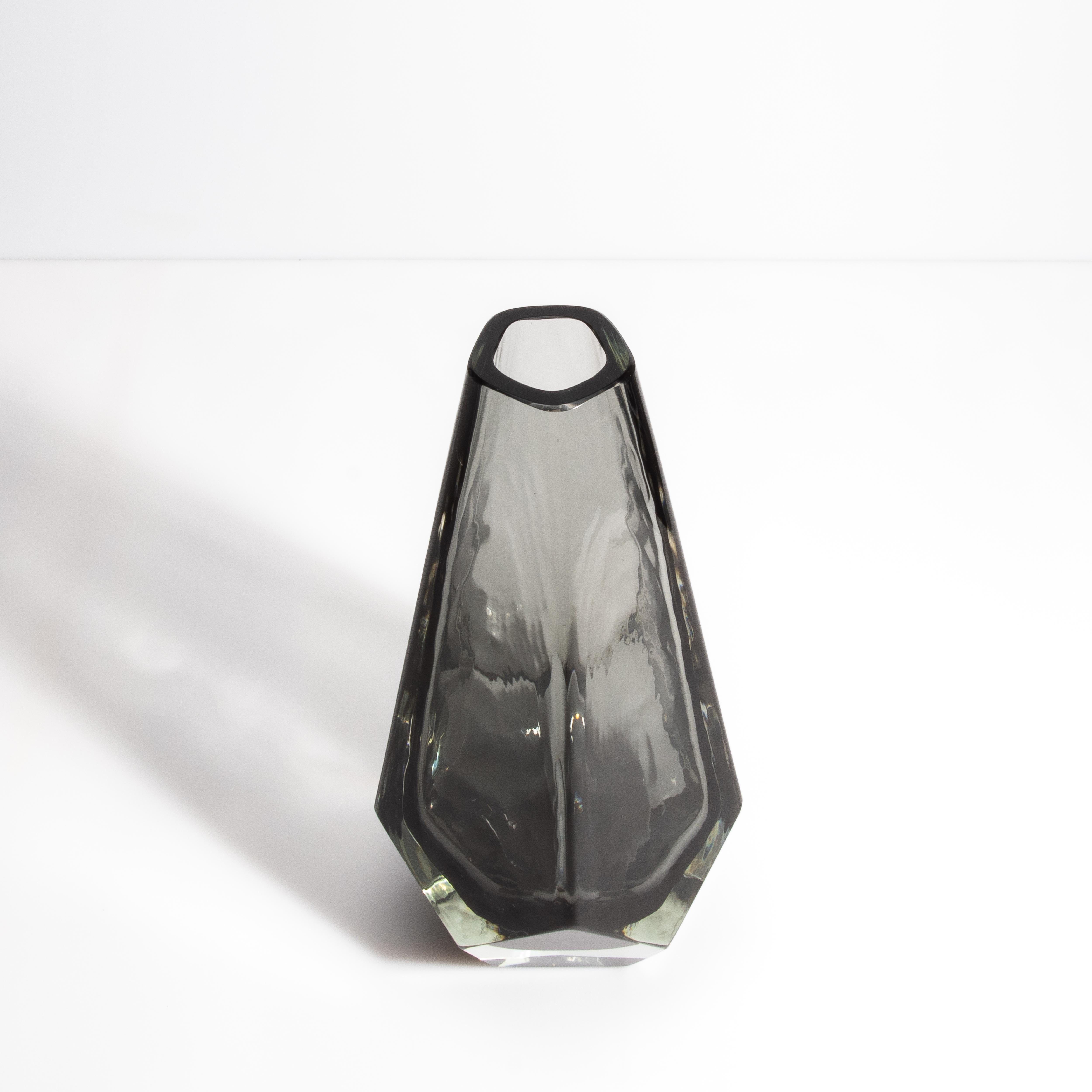 Fünfeckige Vase aus mundgeblasenem Murano in Grau (Moderne) im Angebot