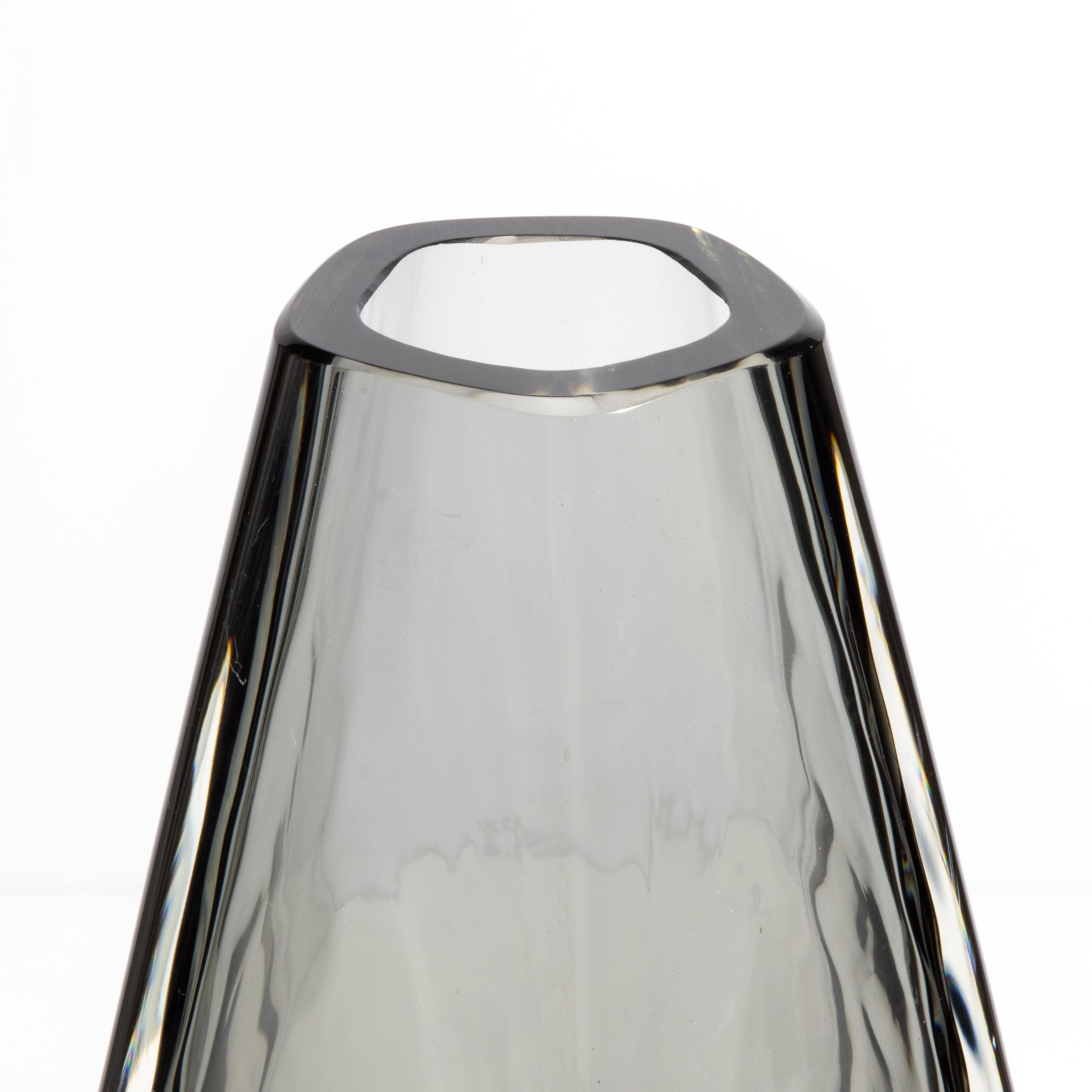 Fünfeckige Vase aus mundgeblasenem Murano in Grau (Italienisch) im Angebot