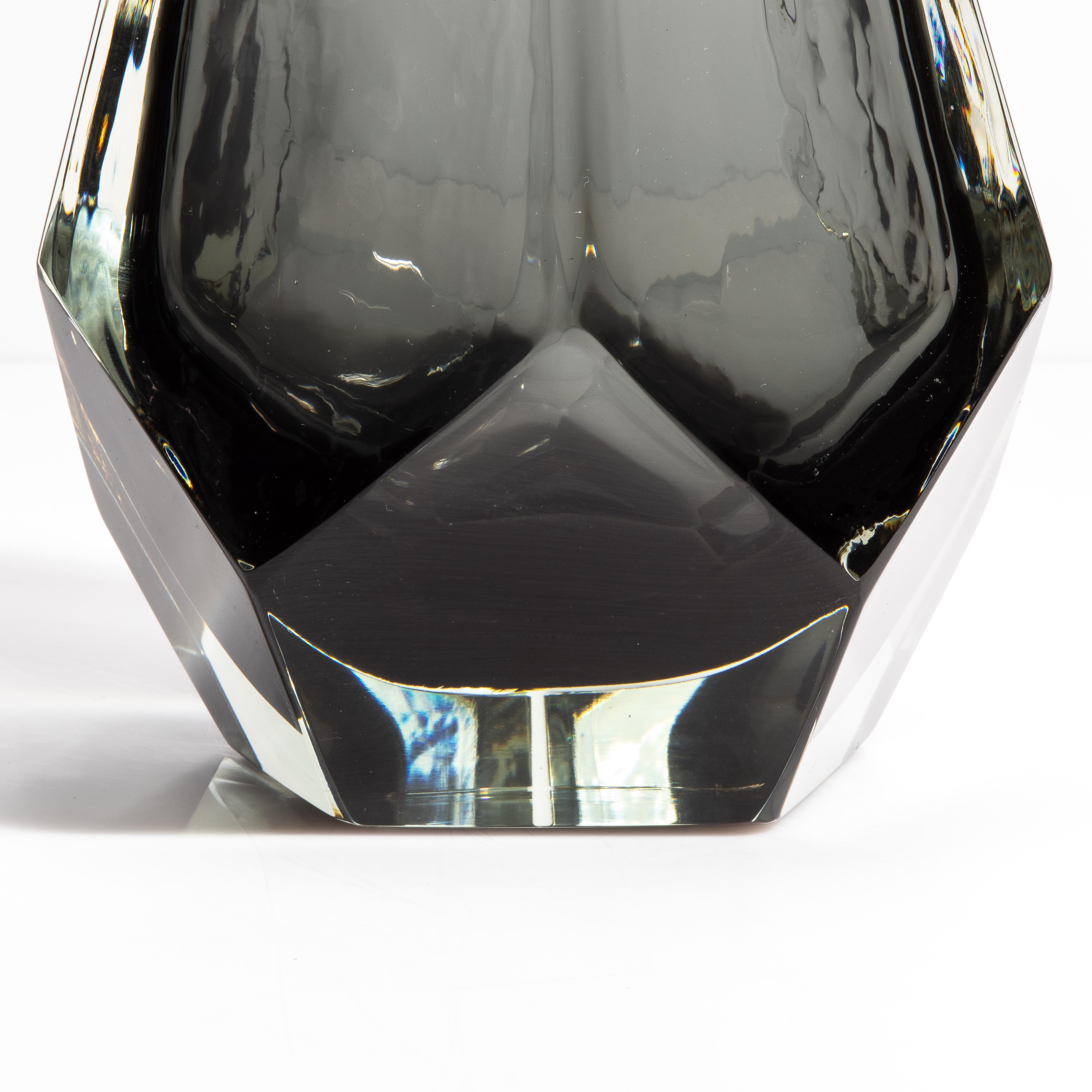 Fünfeckige Vase aus mundgeblasenem Murano in Grau (Handgefertigt) im Angebot