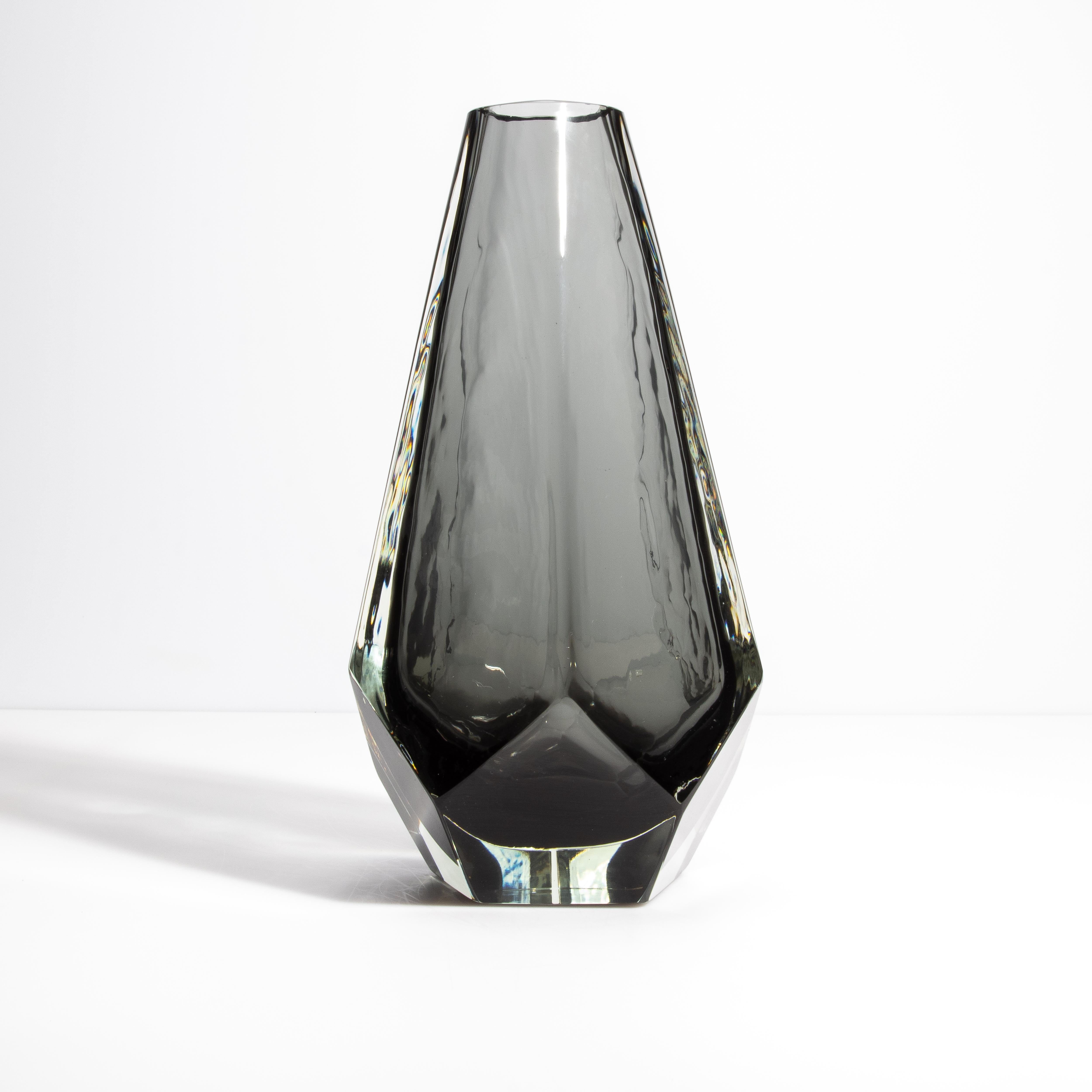 Fünfeckige Vase aus mundgeblasenem Murano in Grau im Zustand „Neu“ im Angebot in West Hollywood, CA