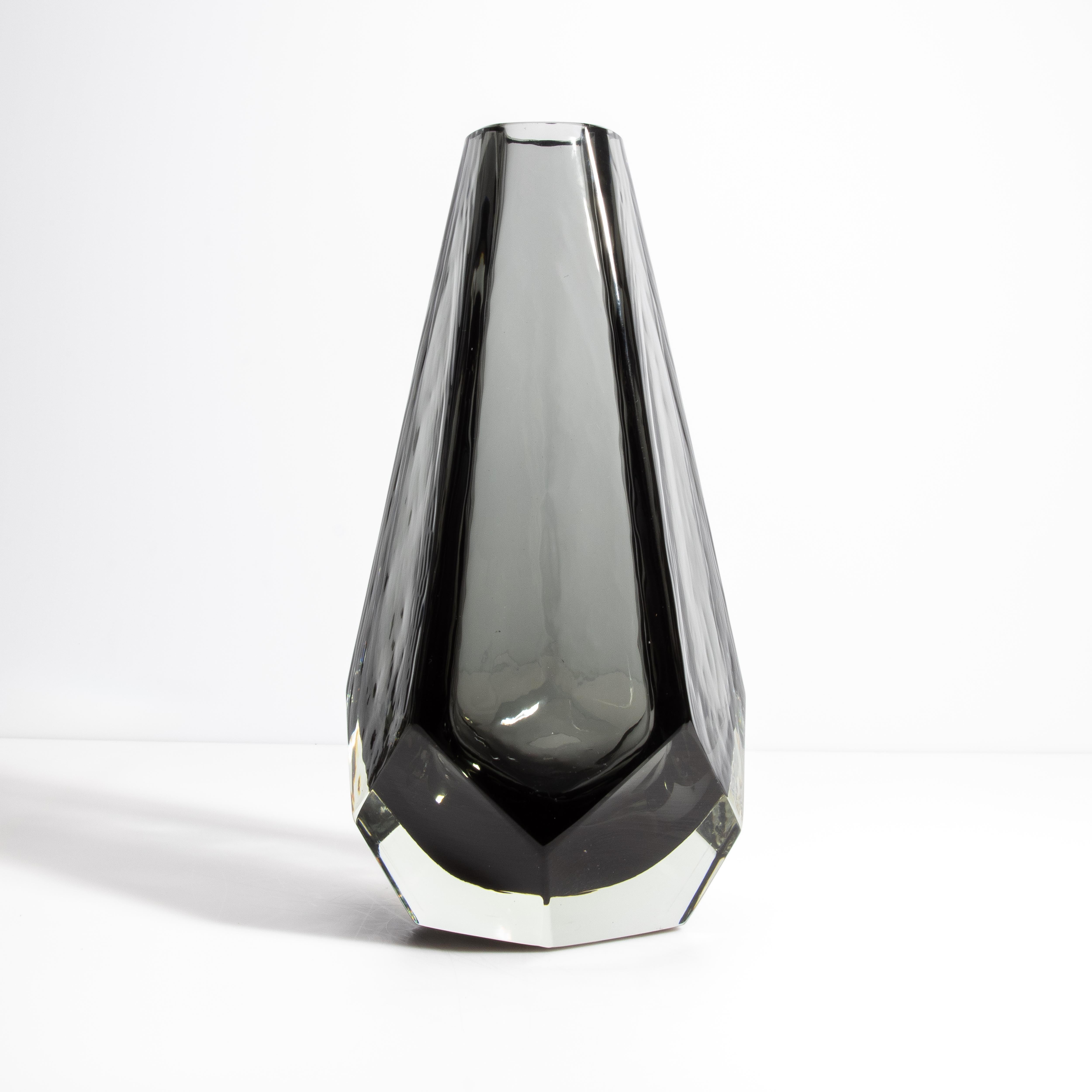 Fünfeckige Vase aus mundgeblasenem Murano in Grau (21. Jahrhundert und zeitgenössisch) im Angebot