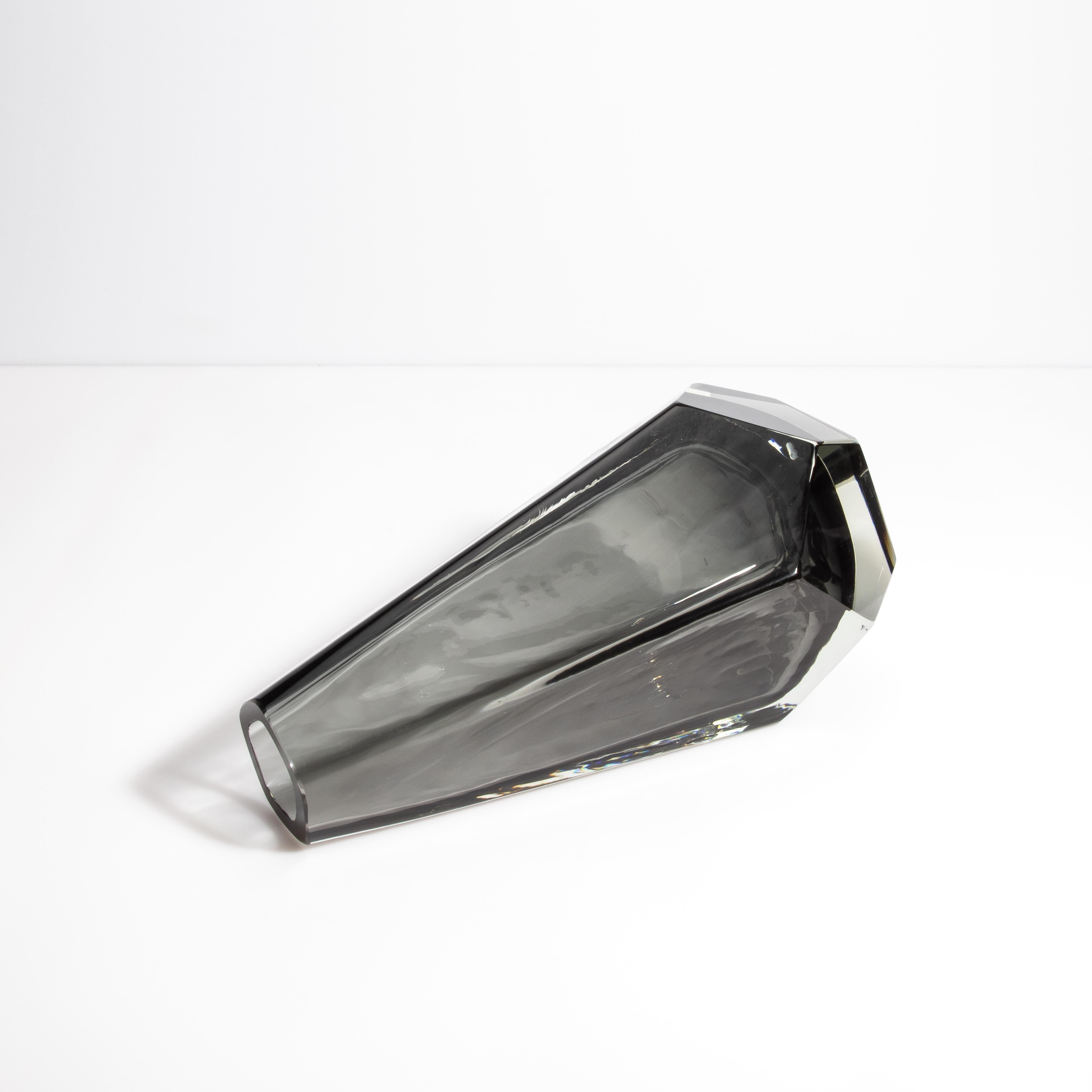 Fünfeckige Vase aus mundgeblasenem Murano in Grau (Muranoglas) im Angebot