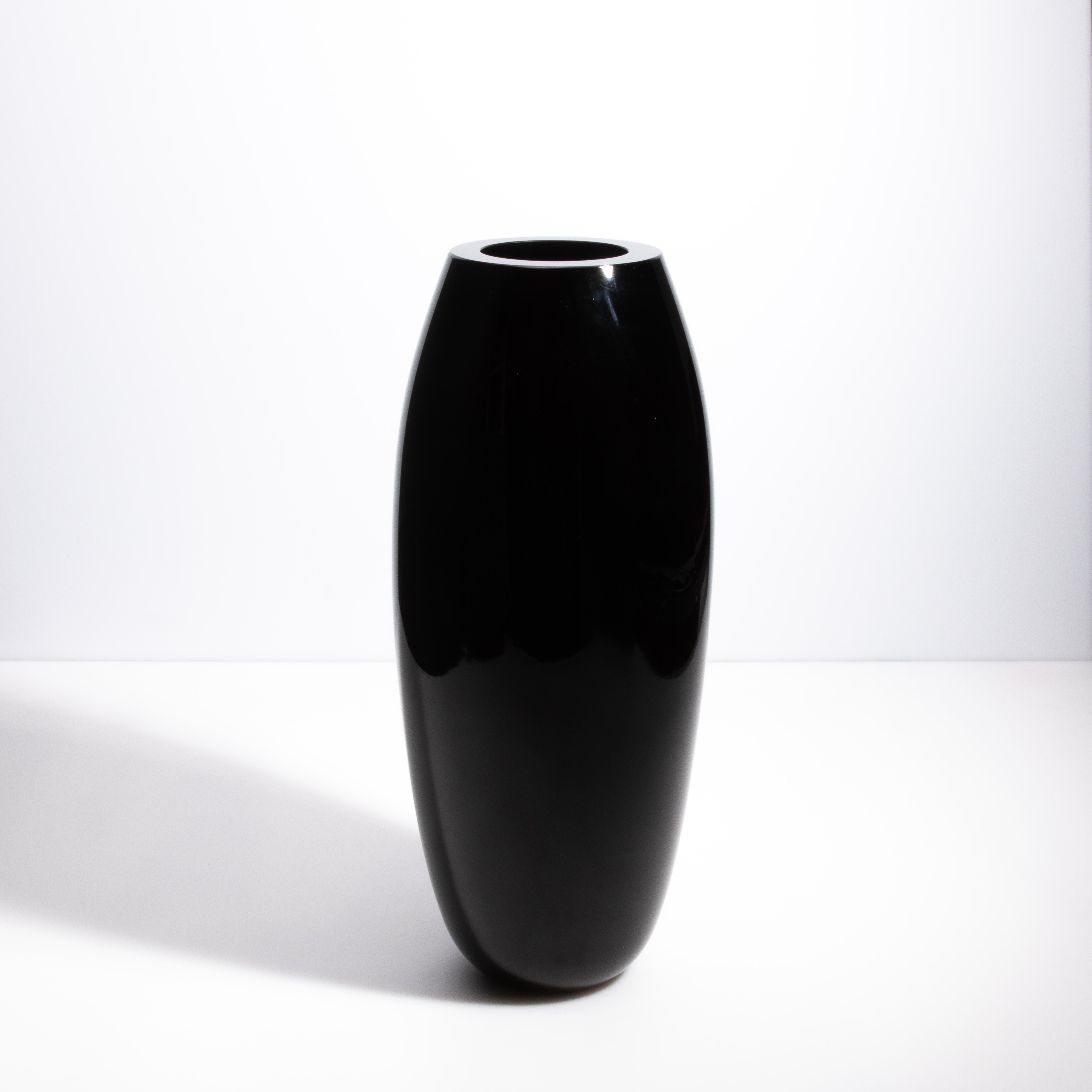 Trasforma il tuo spazio abitativo in un regno di raffinatezza con questa eccezionale Murano, testimonianza di lusso e artigianato di alto livello. La sua superficie nera come la pece emana un'aura di mistero, assorbendo la luce e accentuando i suoi
