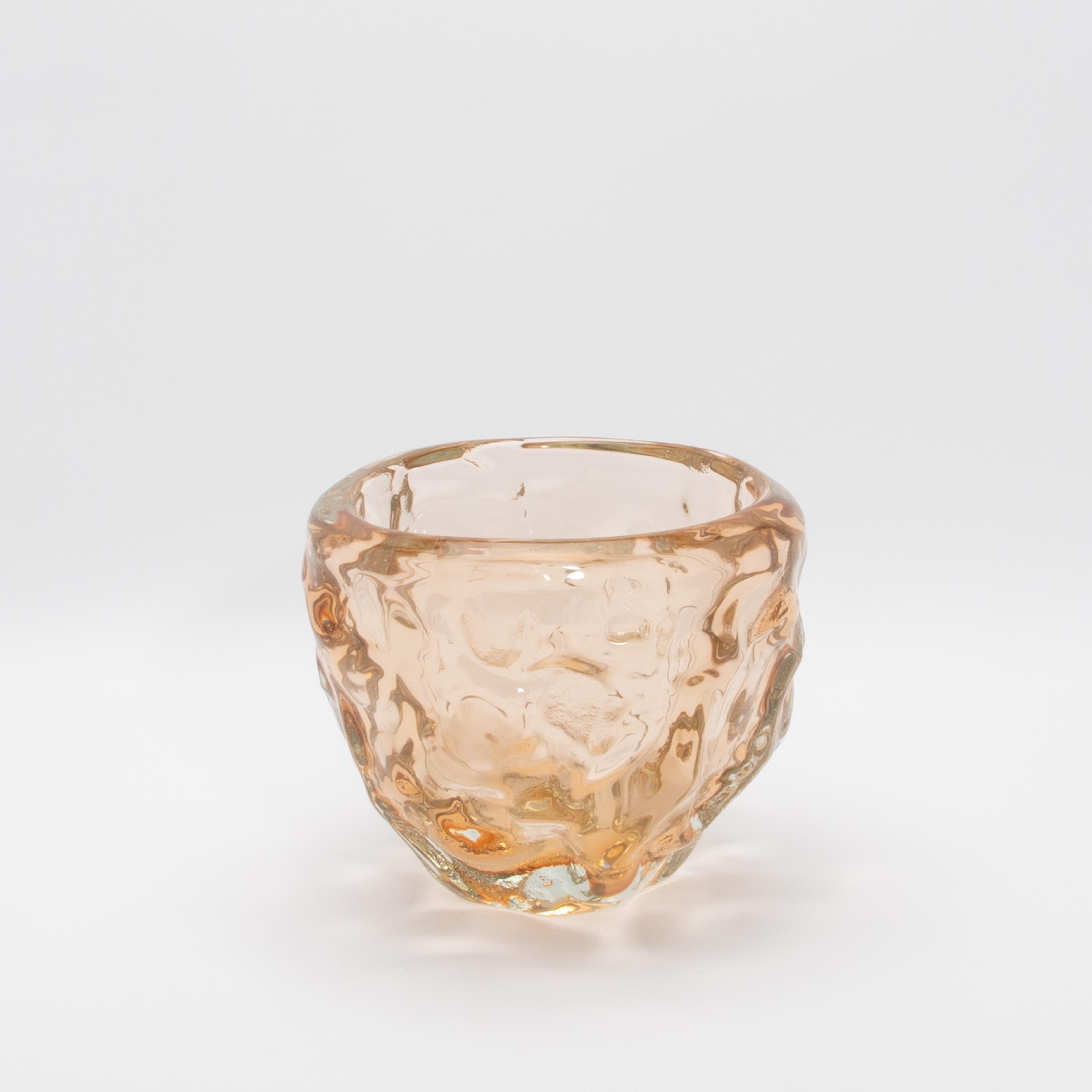 Ce bol en or rose de Murano soufflé à la main est une œuvre d'art unique en son genre, conçue pour incarner le luxe et un savoir-faire exceptionnel. Chaque courbe et texture de ce bol a été méticuleusement façonnée par des maîtres artisans verriers,