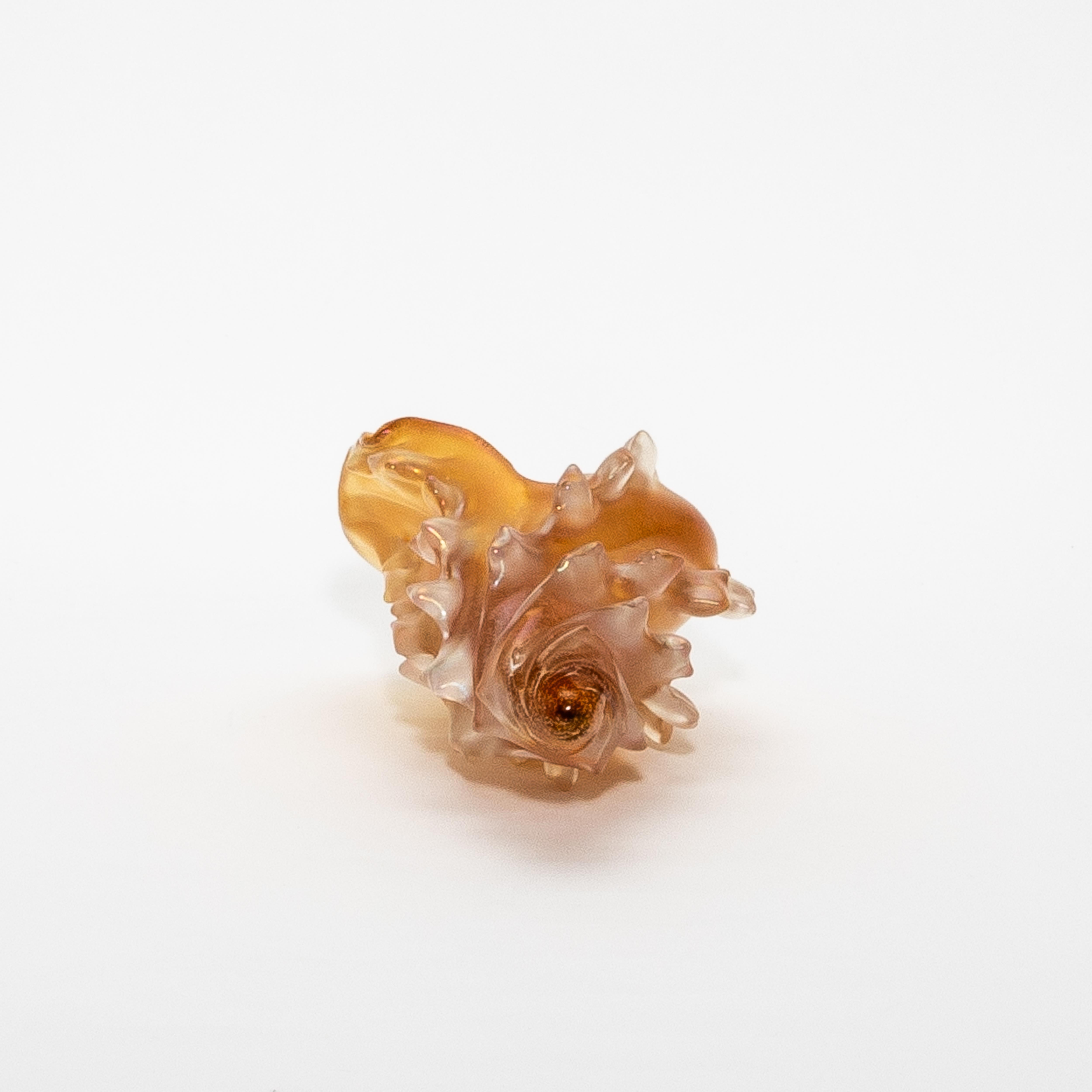 Diese mundgeblasene Murano-Schale aus Bernstein strahlt zeitlose Eleganz aus und wird von venezianischen Kunsthandwerkern mit größter Sorgfalt hergestellt. Seine warmen, goldenen Farbtöne sind mit 24-karätigem Goldstaub angereichert, der für einen