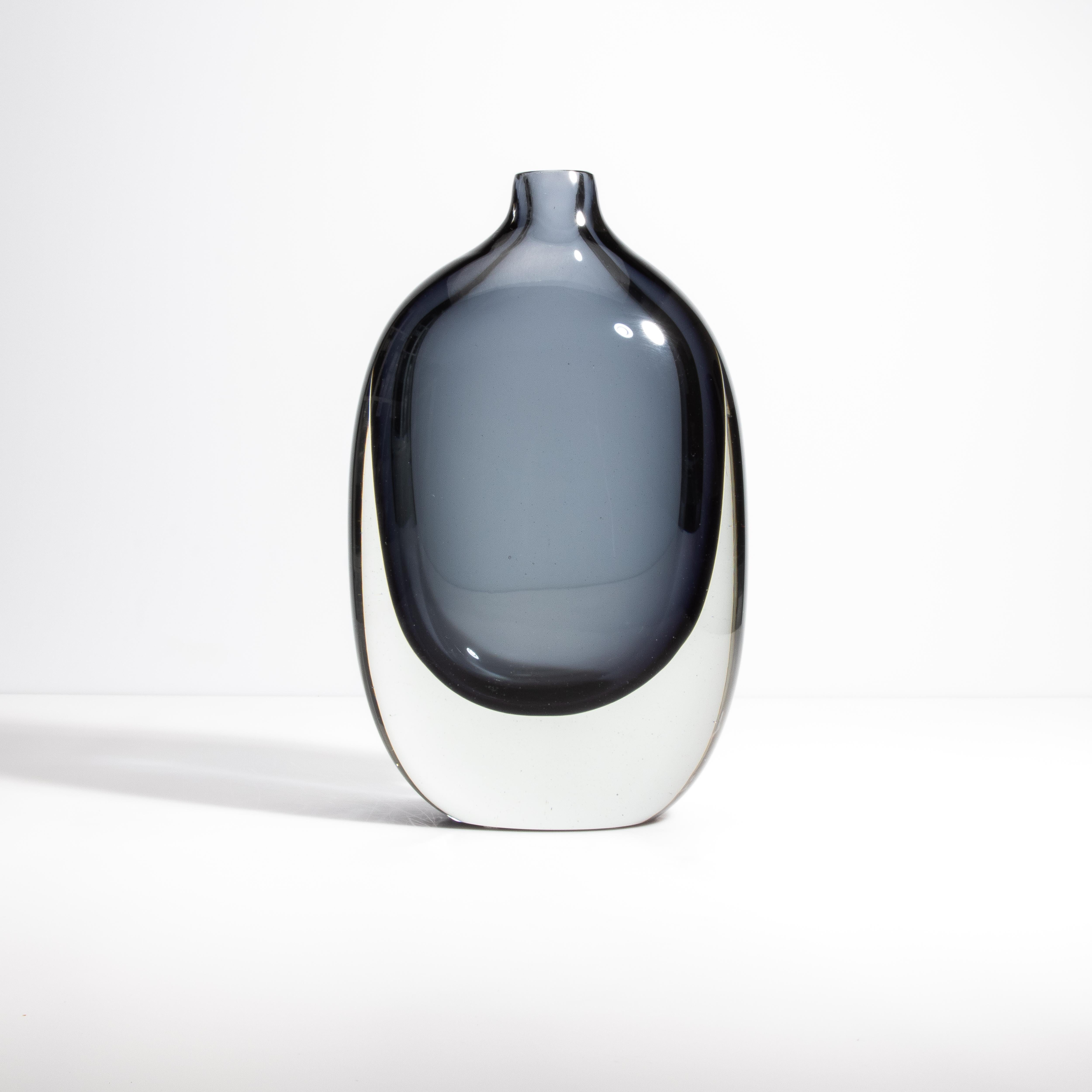 italien Vase Sommerso de Murano soufflé à la main en gris/clair en vente
