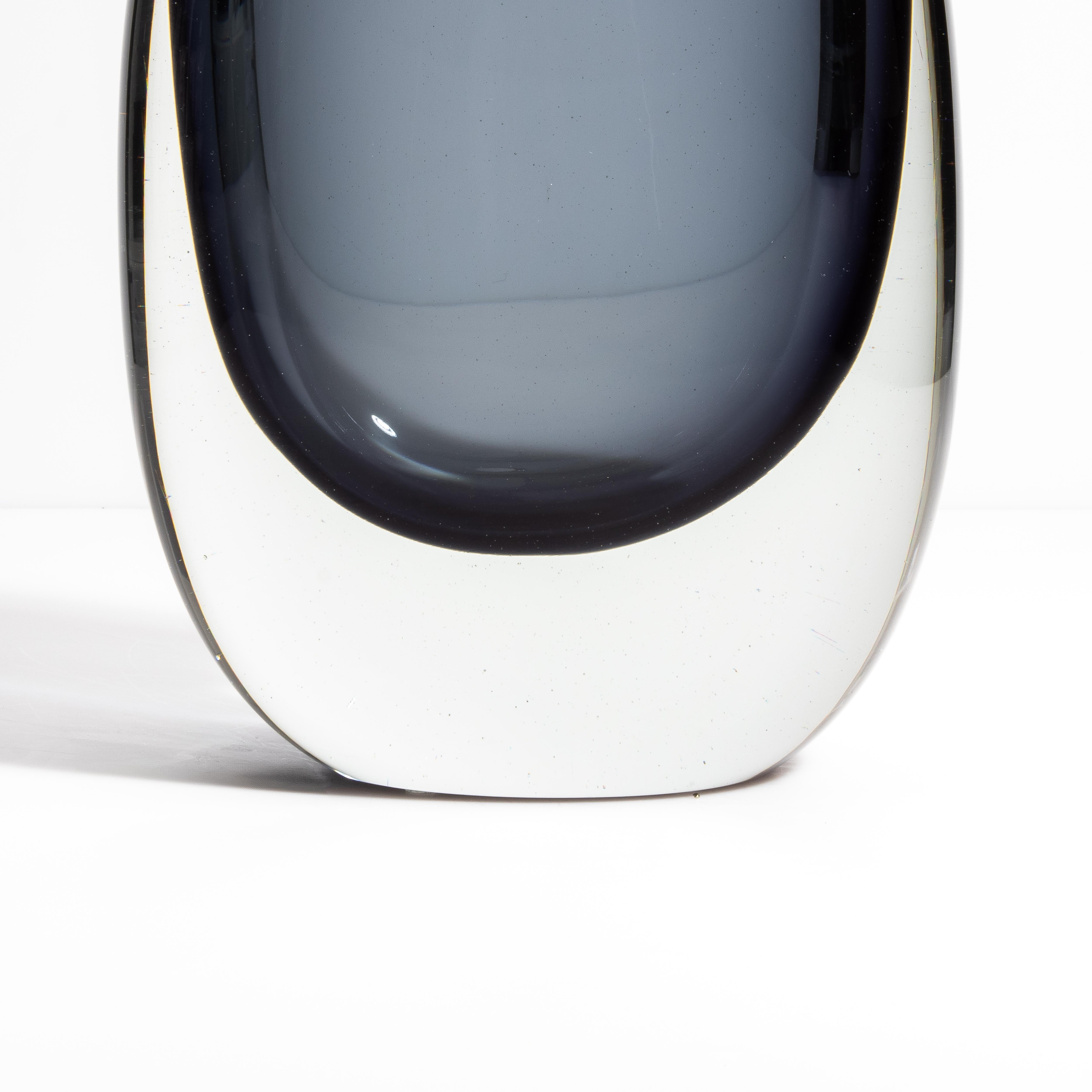 XXIe siècle et contemporain Vase Sommerso de Murano soufflé à la main en gris/clair en vente