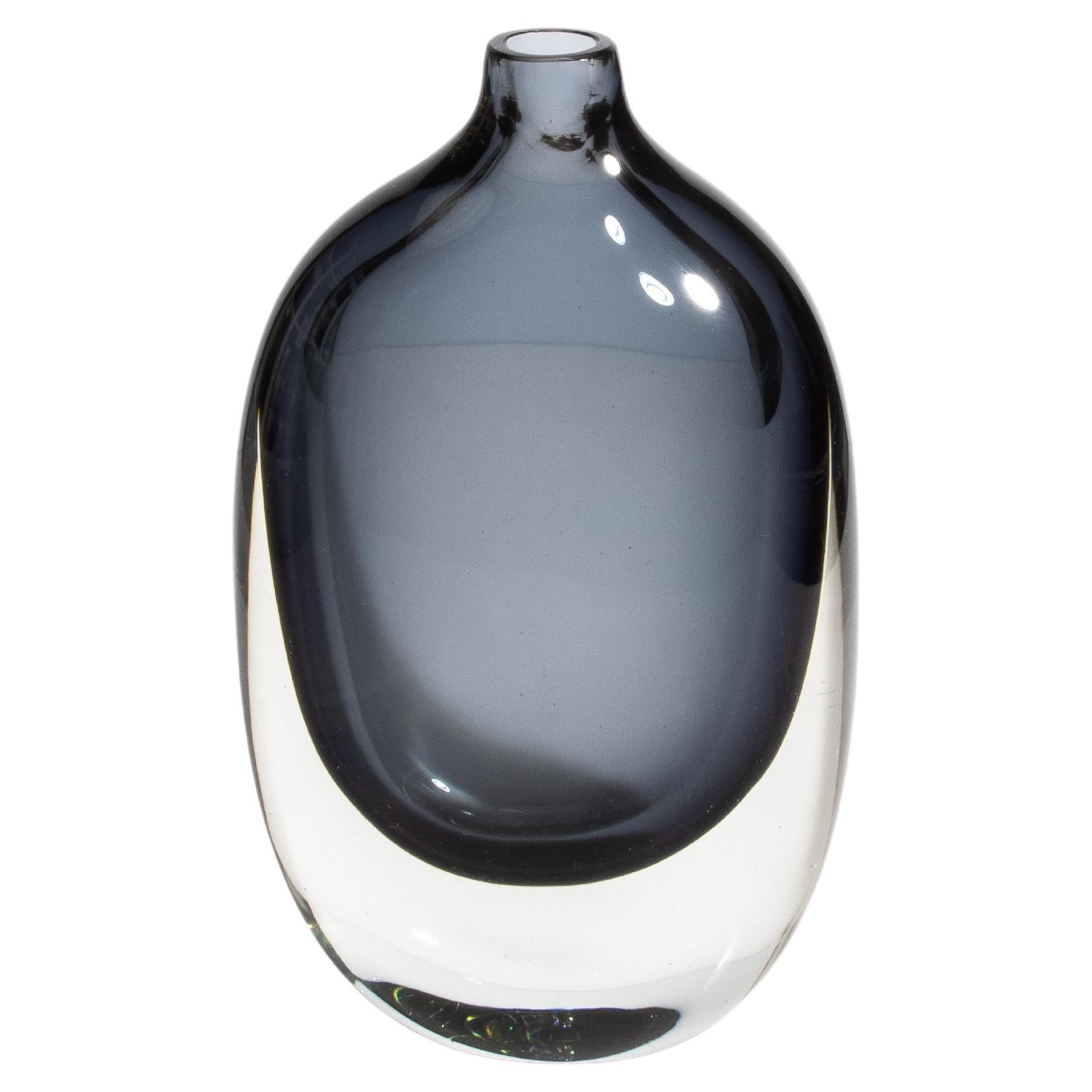 Vaso Sommerso di Murano soffiato a mano in grigio/chiaro
