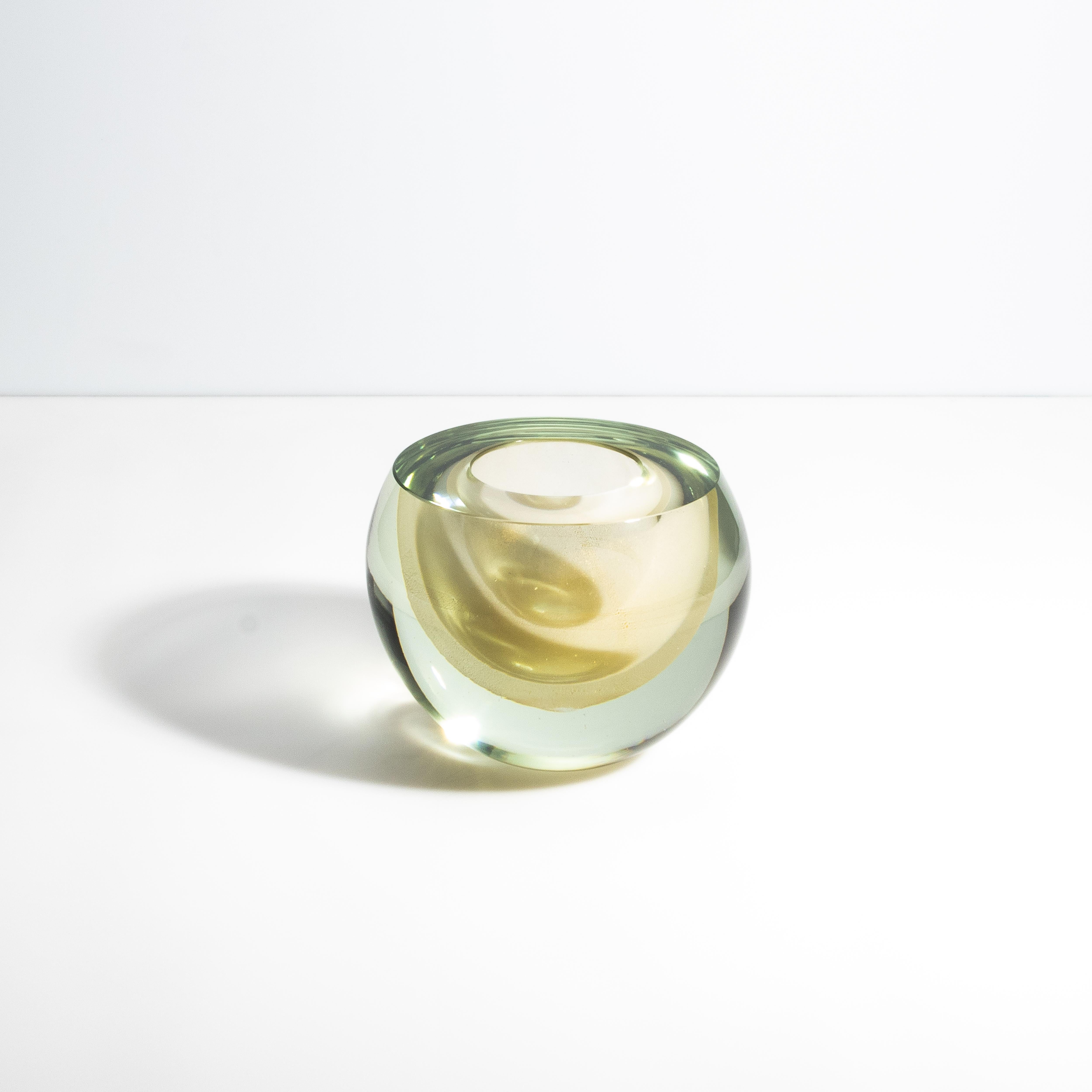 Questo splendido vaso sferico, capolavoro dell'arte vetraria di Murano, mette in mostra la squisita maestria e l'intricato design che definiscono il lusso. Realizzato meticolosamente a mano da maestri vetrai, il vaso incarna eleganza e raffinatezza.