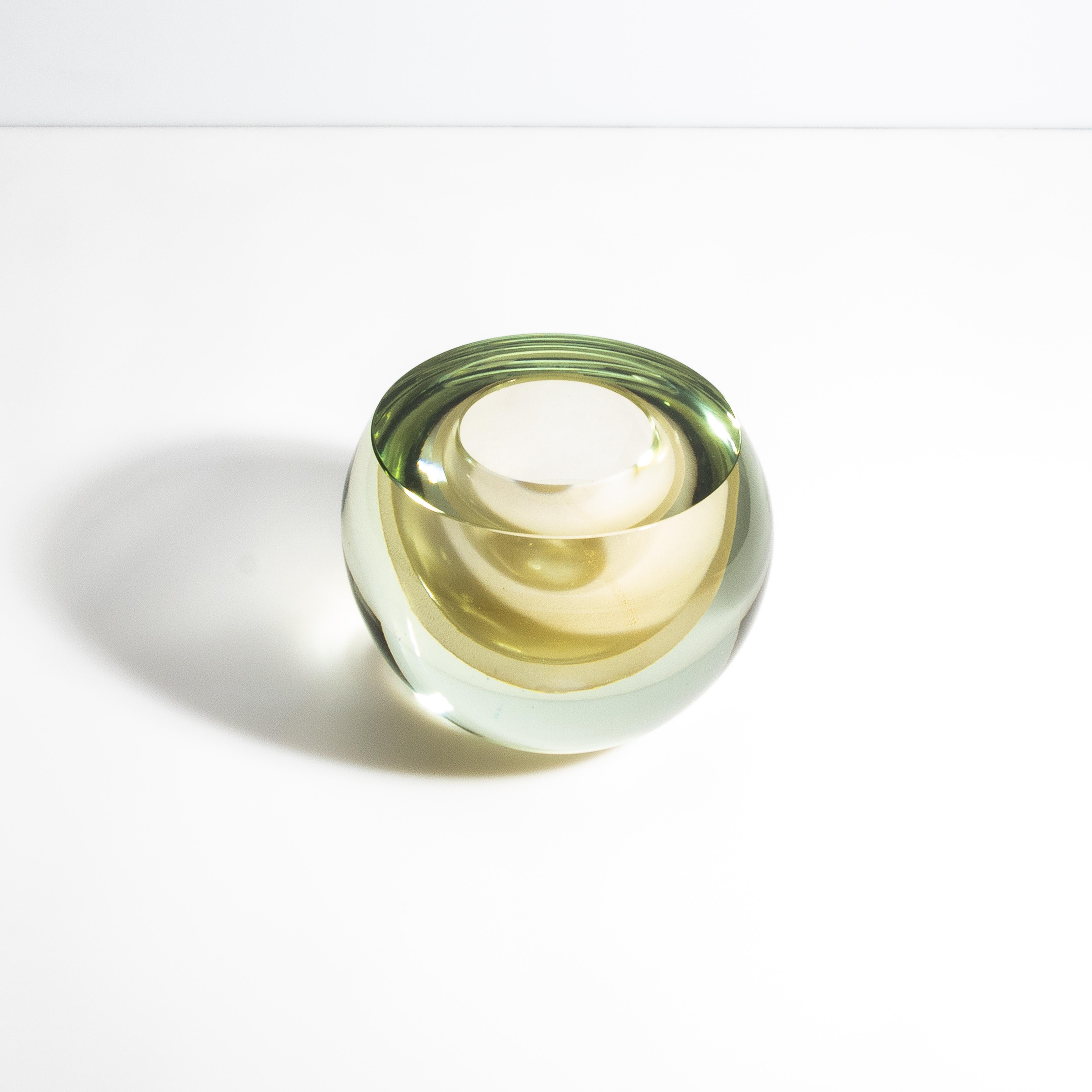 Moderno Vaso a sfera di Murano soffiato a mano, trasparente e con scaglie d'oro a 24 carati, grande in vendita